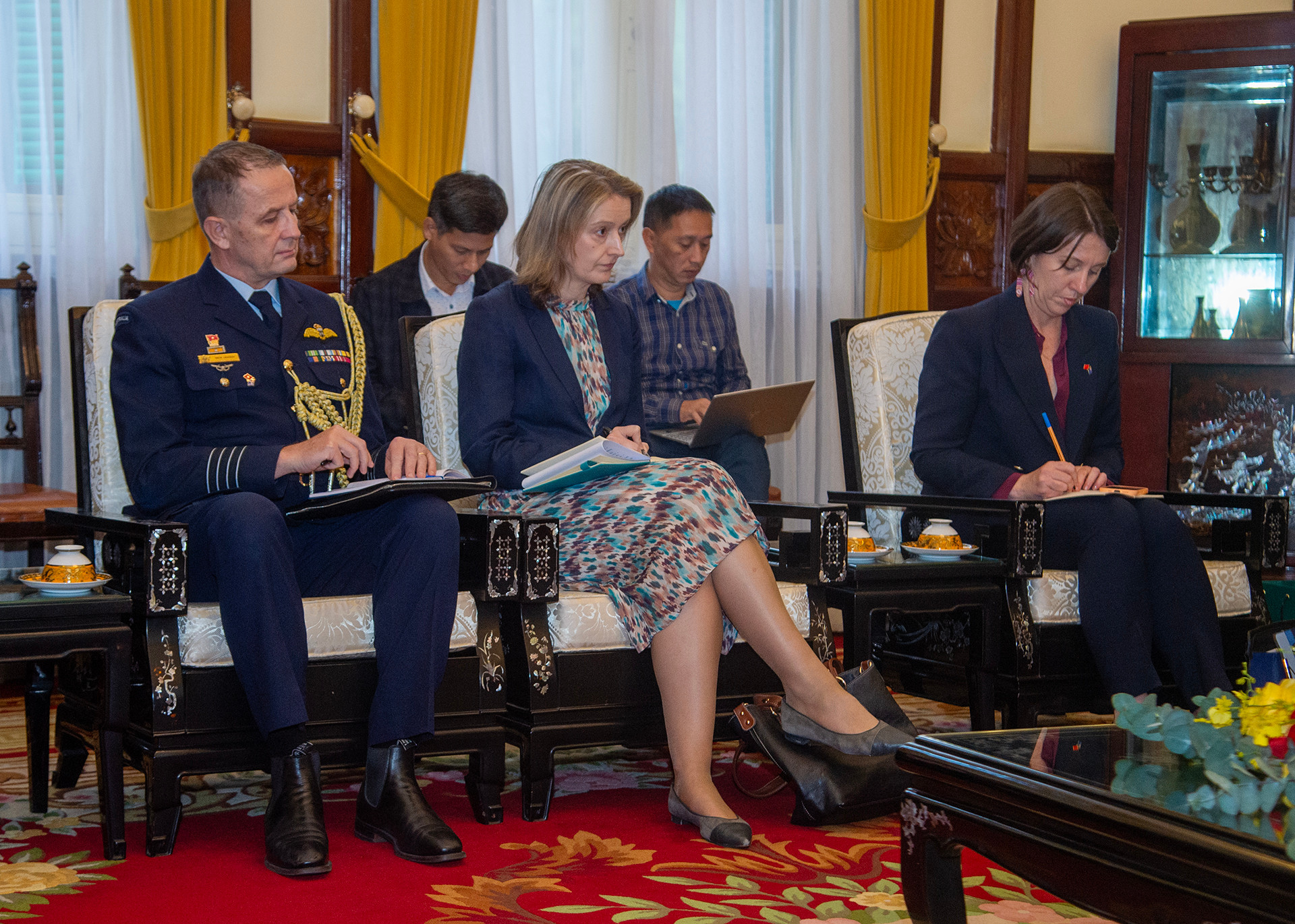 Các đại biểu tháp tùng Đại sứ Australia Andrew Goledzinowski tham dự buổi tiếp.