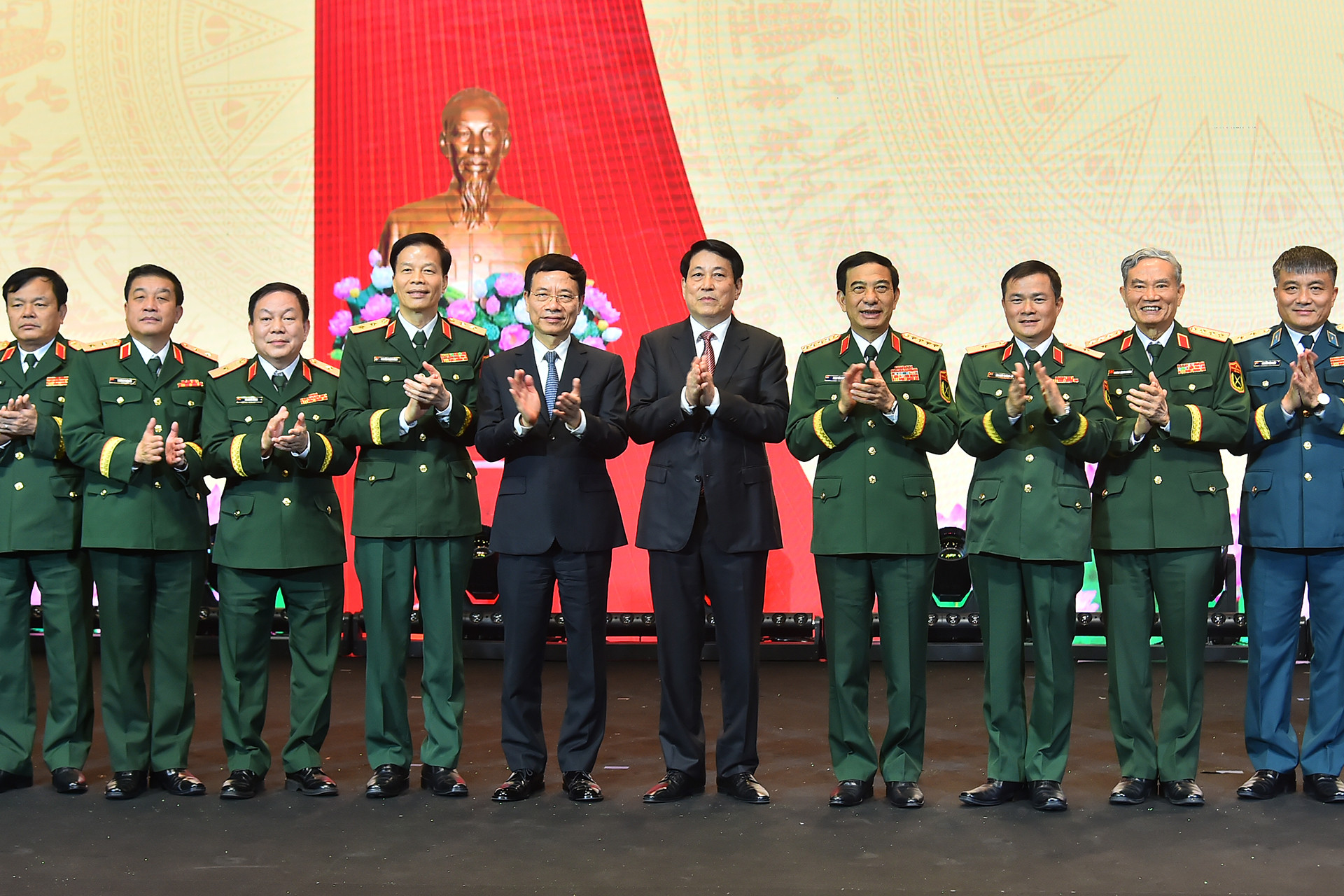 Chủ tịch nước Lương Cường cùng các đại biểu tại buổi lễ.