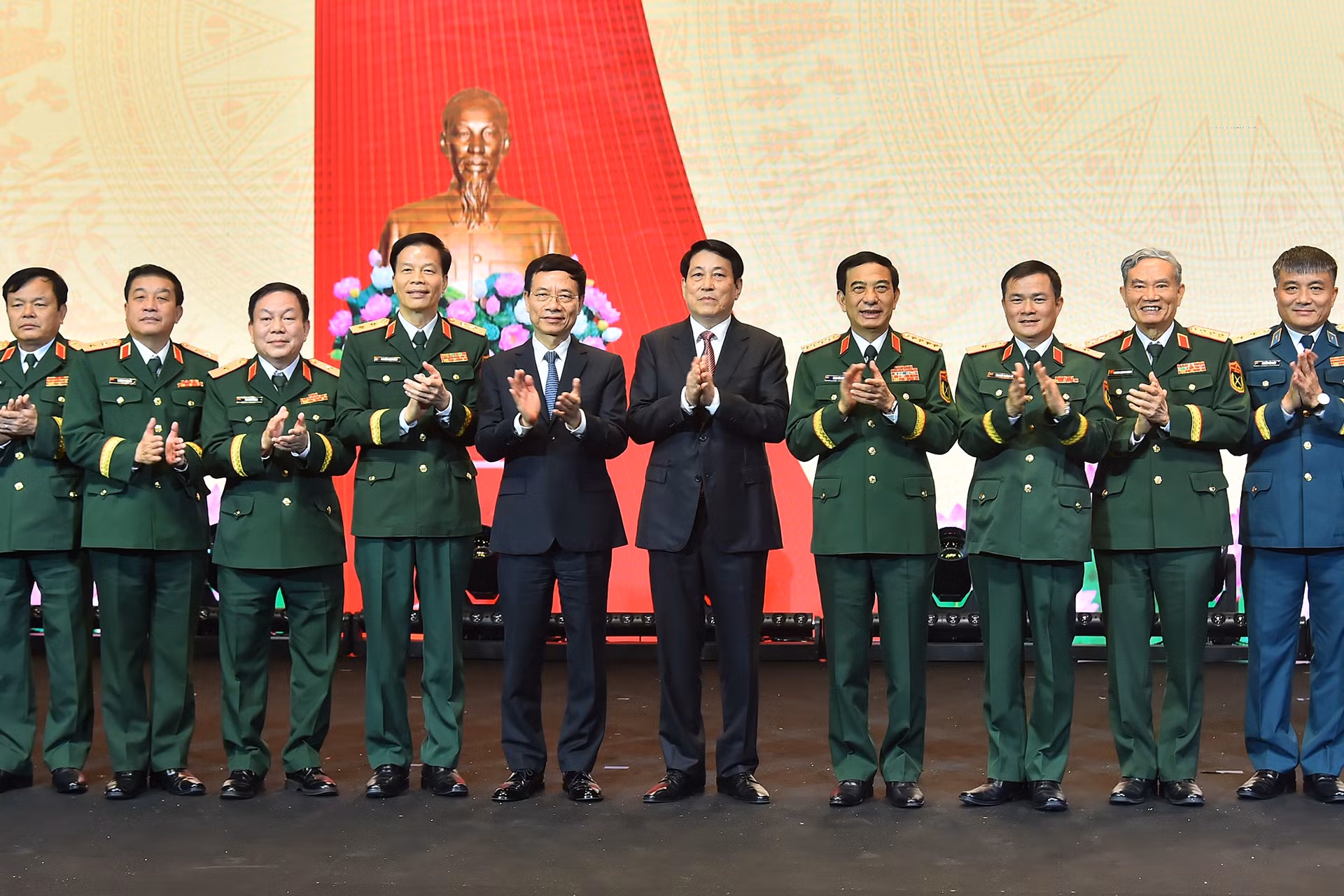 Chủ tịch nước Lương Cường cùng các đại biểu tại buổi lễ.