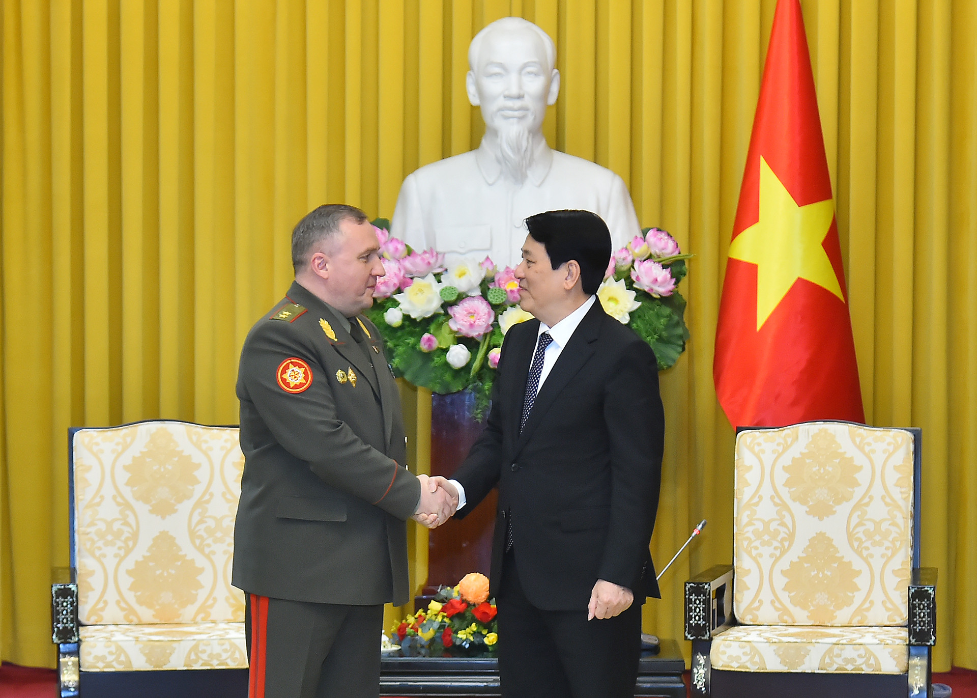 [Ảnh] Chủ tịch nước Lương Cường tiếp Bộ trưởng Quốc phòng Belarus ảnh 1