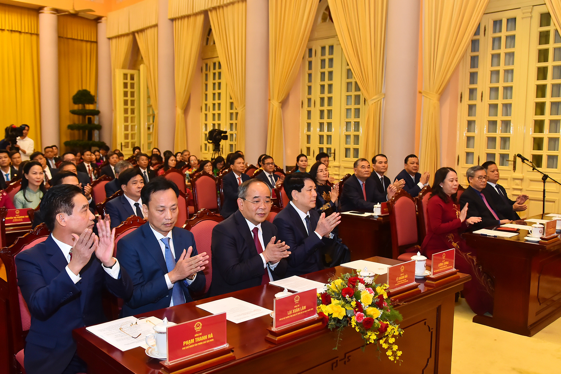 Chủ tịch nước Lương Cường và các đại biểu tham dự Lễ trao Huy hiệu 30 năm tuổi đảng, tặng Phó Chủ tịch nước Võ Thị Ánh Xuân.