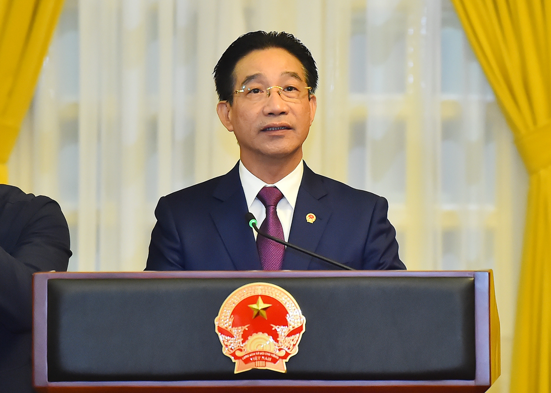 Thừa ủy quyền của Chủ tịch nước, Phó Chủ nhiệm Văn phòng Chủ tịch nước Phạm Thanh Hà công bố Quyết định của Chủ tịch nước thăng cấp bậc hàm từ Trung tướng lên Thượng tướng đối với đồng chí Lê Quốc Hùng, Ủy viên Trung ương Đảng, Thứ trưởng Công an.