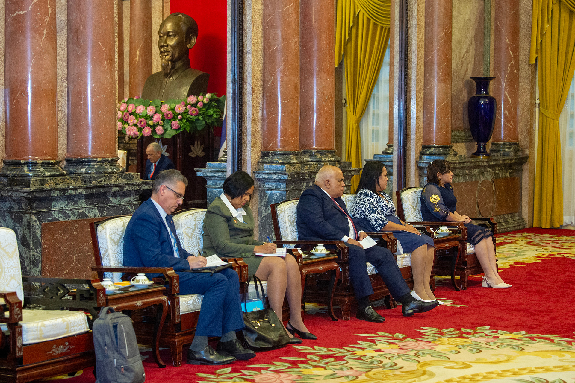 Các đại biểu tháp tùng Chủ tịch Quốc hội Cuba Esteban Lazo Hernandez tại buổi tiếp.