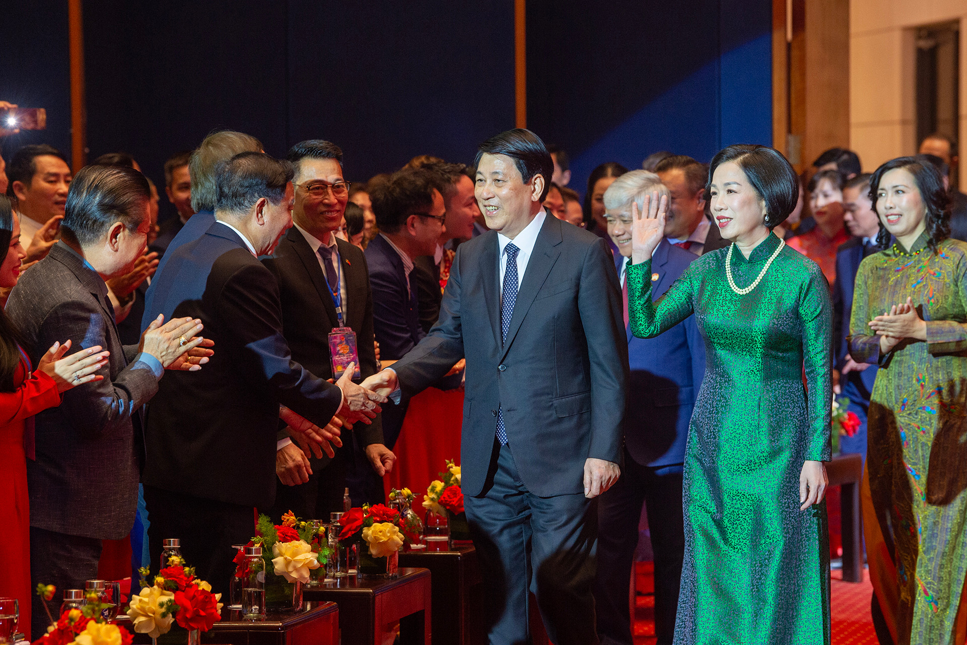 Chủ tịch nước Lương Cường và Phu nhân cùng các đại biểu tại Chương trình giao lưu nghệ thuật "Xuân Quê hương". Chủ tịch nước Lương Cường và Phu nhân cùng các đại biểu tại Chương trình giao lưu nghệ thuật "Xuân Quê hương".