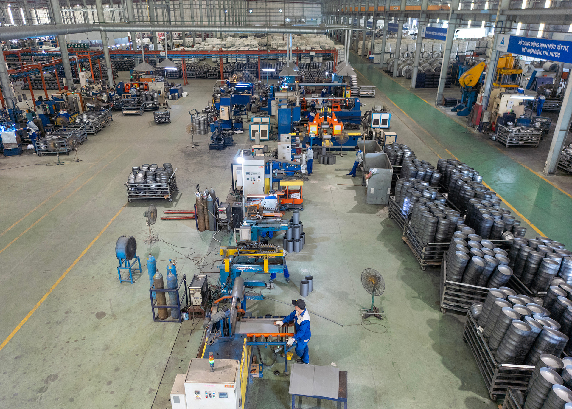 Nhà máy Tân Á Đại Thành Hà Nam (Cụm Công nghiệp Kiện Khê I, thị trấn Kiện Khê, huyện Thanh Liêm, tỉnh Hà Nam) là dự án khởi đầu cho các dự án nhà máy tiêu chuẩn Smart Factory của tập đoàn.