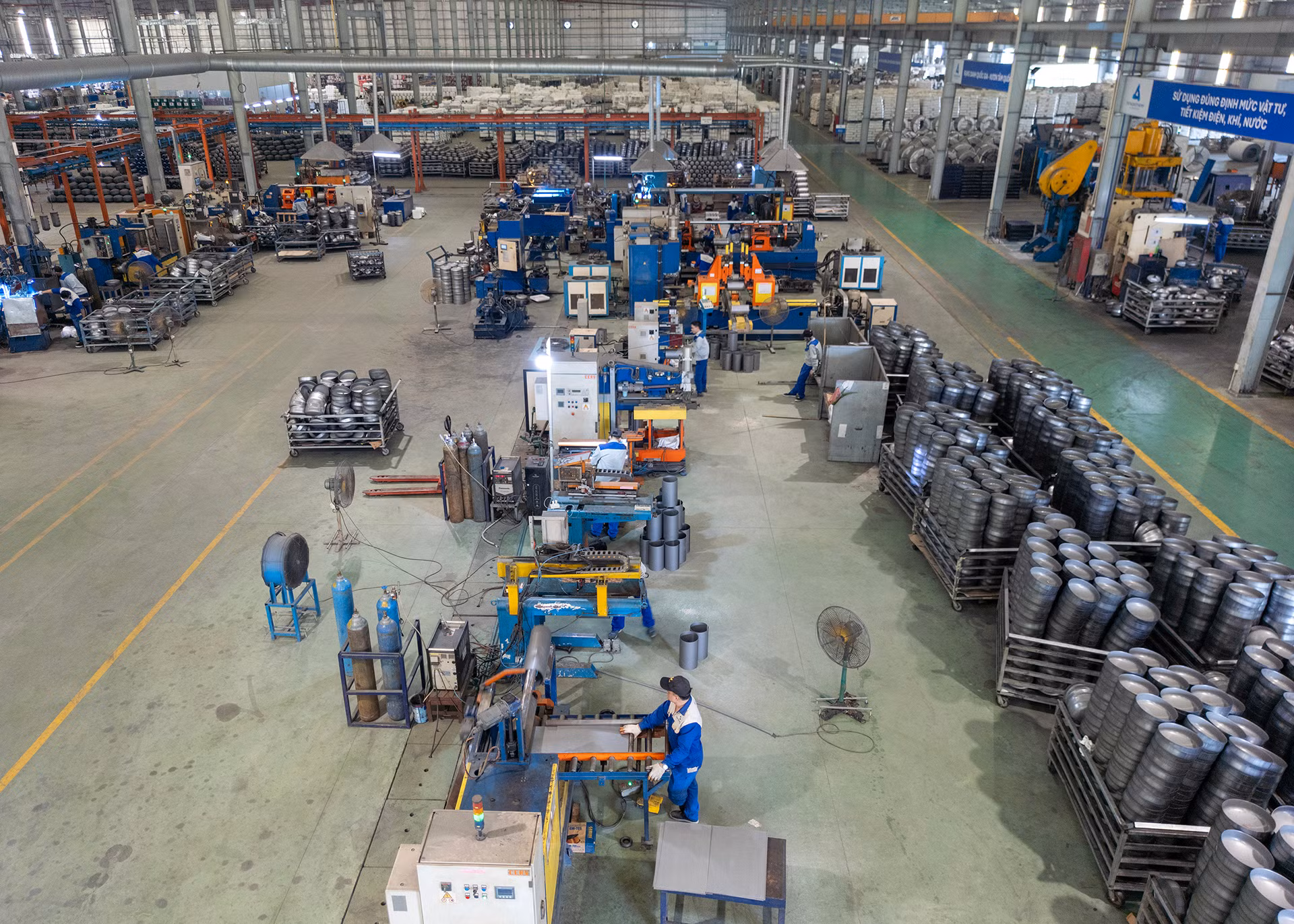 Nhà máy Tân Á Đại Thành Hà Nam (Cụm Công nghiệp Kiện Khê I, thị trấn Kiện Khê, huyện Thanh Liêm, tỉnh Hà Nam) là dự án khởi đầu cho các dự án nhà máy tiêu chuẩn Smart Factory của tập đoàn.