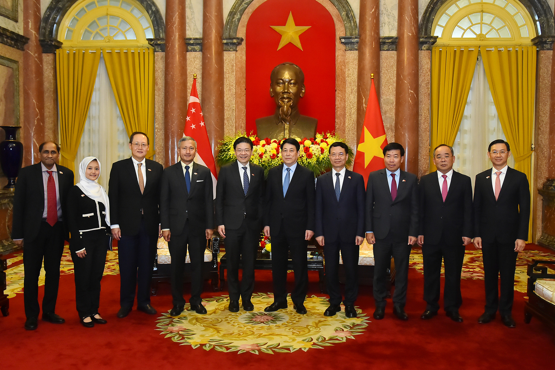 Chủ tịch nước Lương Cường và Thủ tướng Singapore Lawrence Wong cùng các đại biểu tại buổi tiếp.