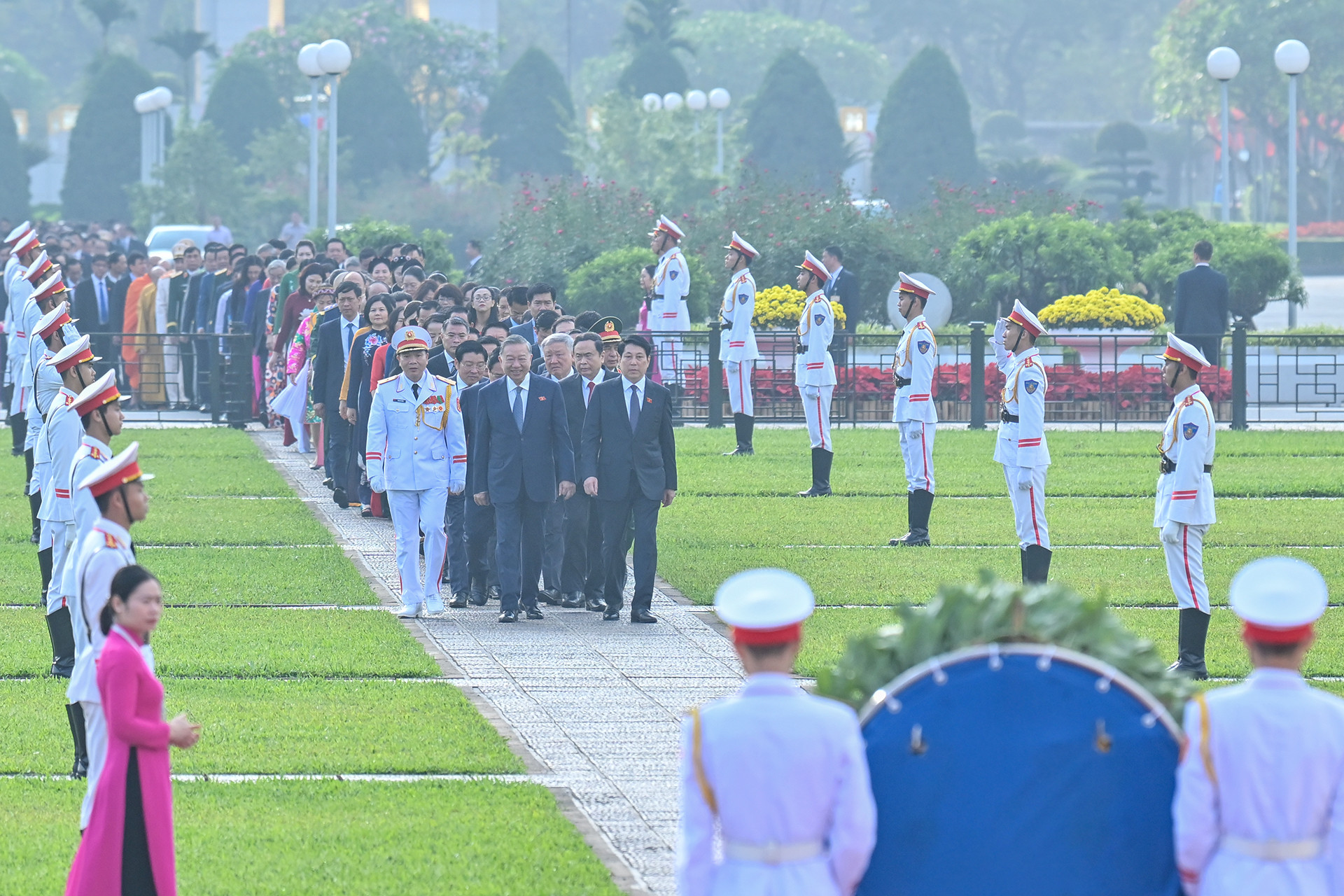 [Ảnh] Các đại biểu Quốc hội vào Lăng viếng Chủ tịch Hồ Chí Minh ảnh 1