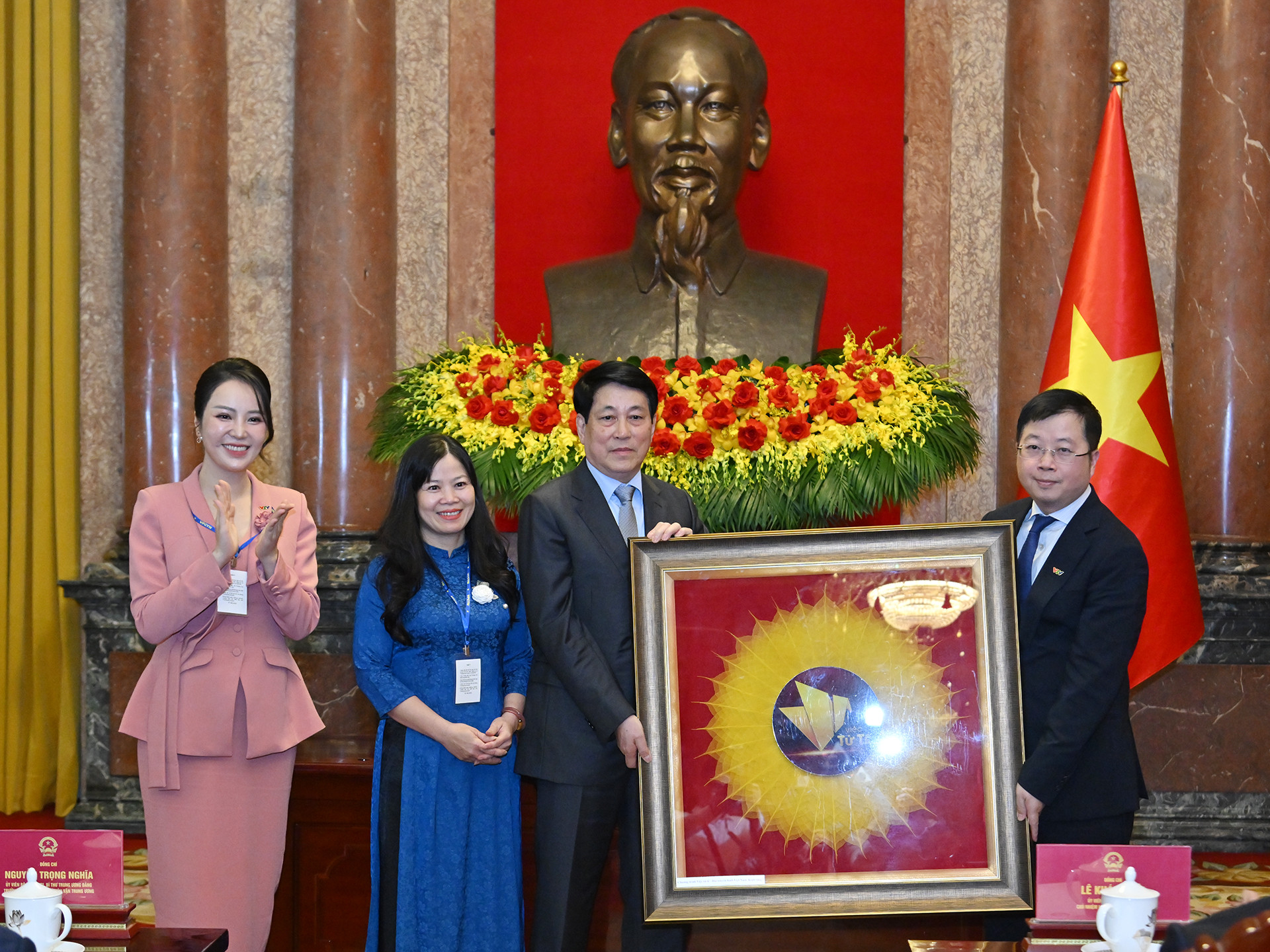 Tổng Giám đốc Đài Truyền hình Việt Nam Nguyễn Thanh Lâm cùng ê-kíp Chương trình Việc tử tế trao món quà ý nghĩa, tặng Chủ tịch nước Lương Cường.