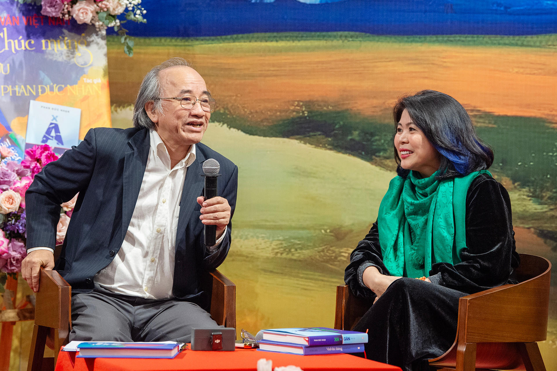 Nhà văn Phan Đức Nhạn chia sẻ về tập bút ký "Xa và gần" cũng như mảnh đất quê hương anh hùng trên vùng cát trắng Bình Dương (huyện Thăng Bình, tỉnh Quảng Nam).