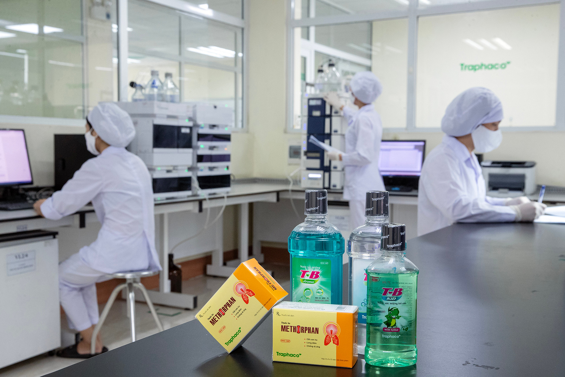 Với Đông dược cao cấp, đội ngũ Traphaco không ngừng tìm tòi, nghiên cứu để tạo ra một cuộc “nâng tầm” với dòng sản phẩm Premium - dòng Đông dược cao cấp đặc trưng riêng của Traphaco với 3 đặc tính: tinh hoa, hiện đại, bền vững. Với Tân dược, Traphaco đang đẩy mạnh nghiên cứu phát triển tân dược chất lượng cao, từ hợp tác khoa học và chuyển giao công nghệ từ thế giới.