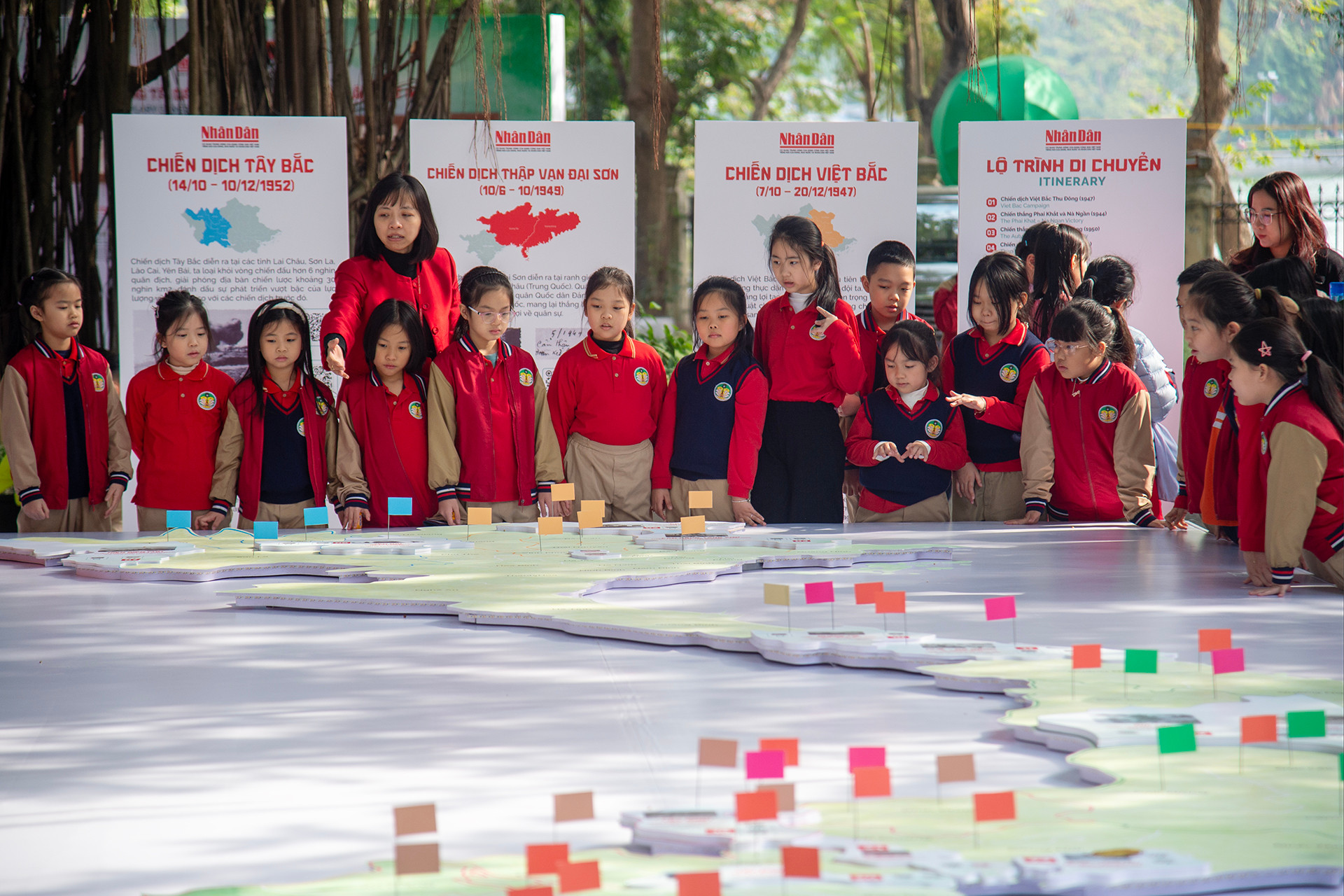 Cô và trò Trường tiểu học Tràng An (quận Hoàn Kiếm) tham quan triển lãm.