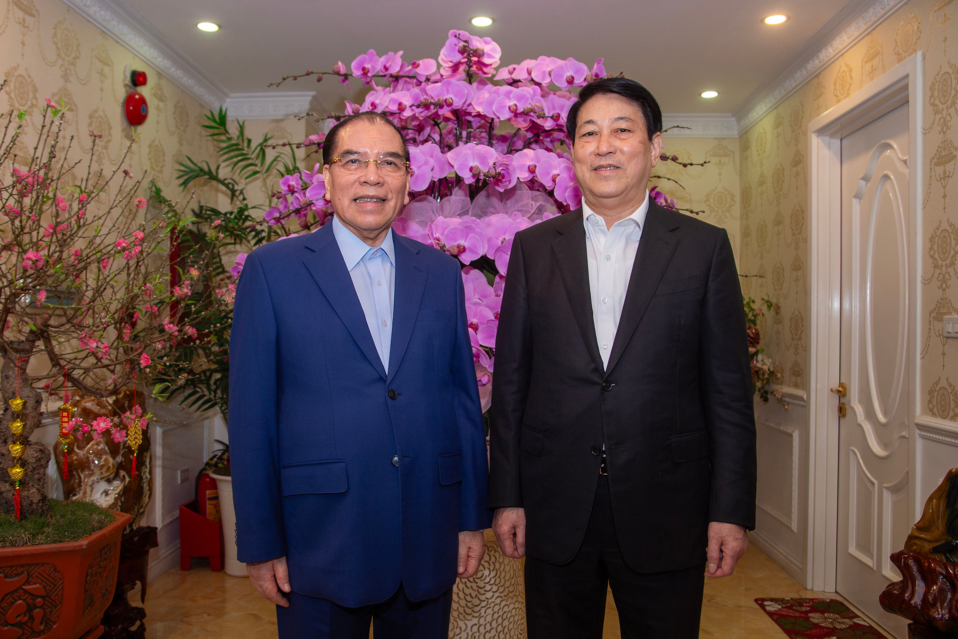 Tiếp sau đó, Chủ tịch nước Lương Cường tới thăm, chúc Tết nguyên Tổng Bí thư Nông Đức Mạnh.