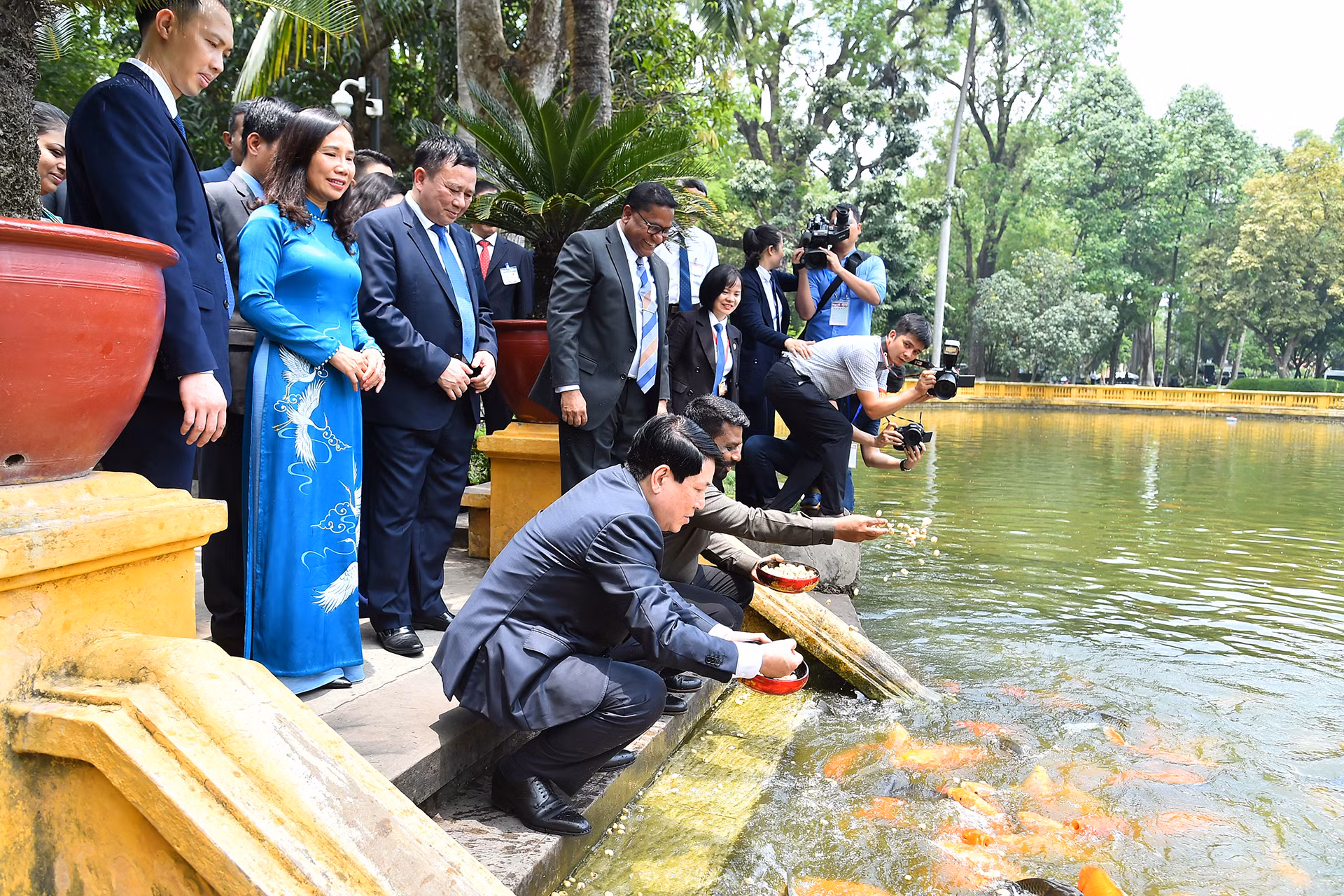 [Ảnh] Chủ tịch nước Lương Cường và Tổng thống Sri Lanka Anura Kumara Dissanayaka thăm Khu di tích Chủ tịch Hồ Chí Minh ảnh 9