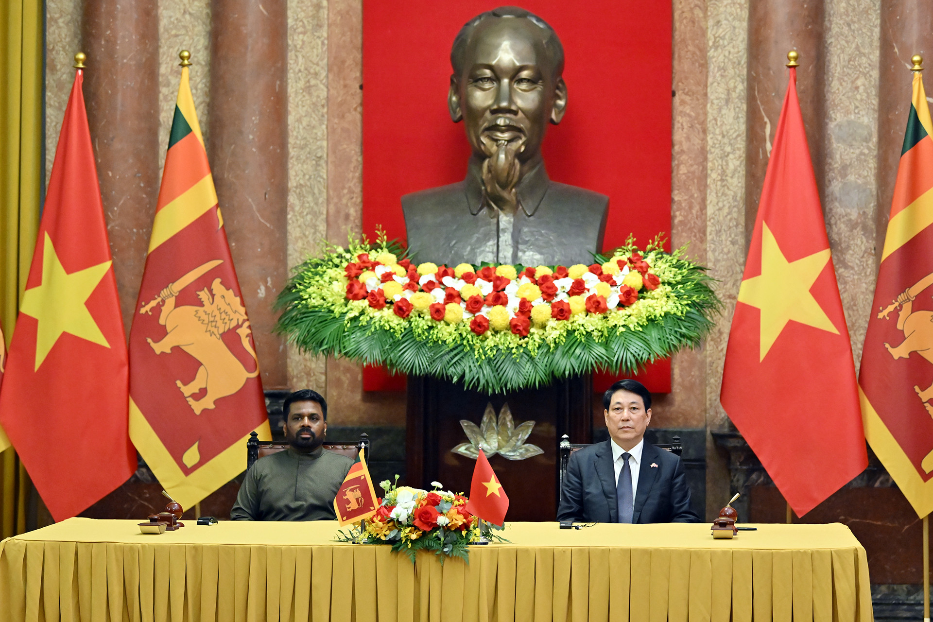 Chủ tịch nước Lương Cường và Tổng thống Sri Lanka Anura Kumara Dissanayaka tại lễ ký văn kiện hợp tác giữa hai nước.