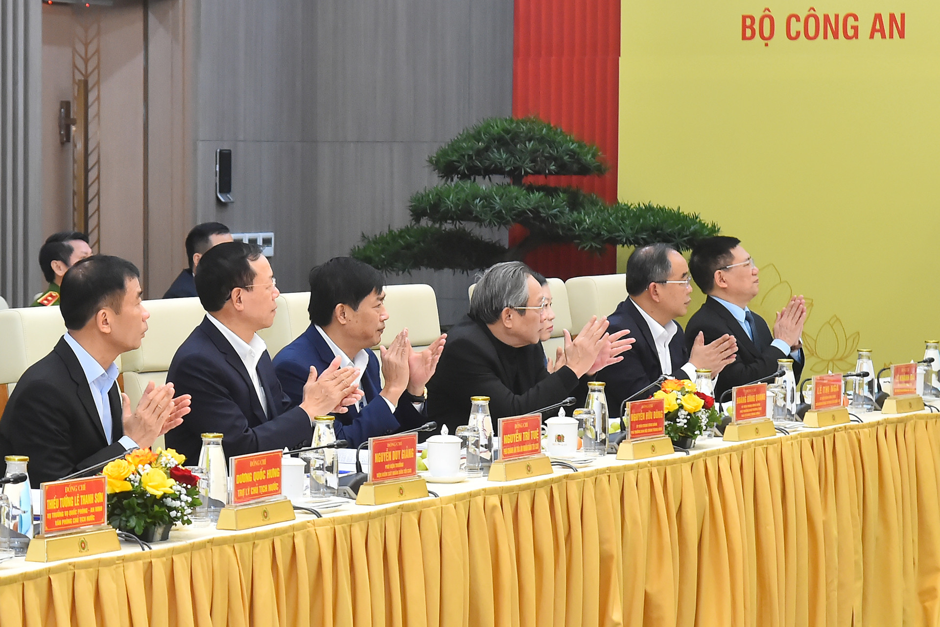 Phó Thủ tướng Hồ Đức Phớc cùng các đại biểu tại buổi làm việc. Phó Thủ tướng Hồ Đức Phớc cùng các đại biểu tại buổi làm việc.