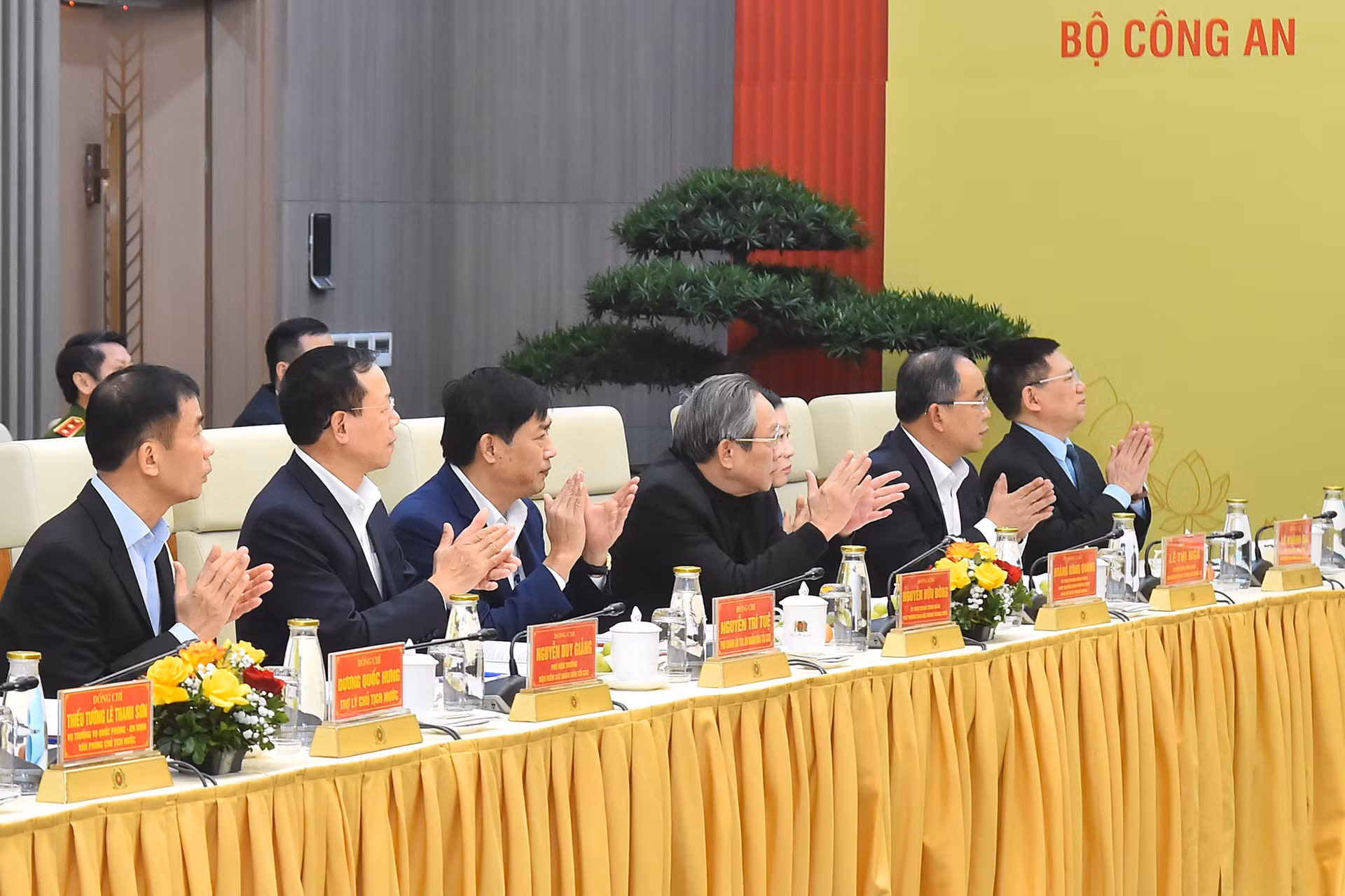 Phó Thủ tướng Hồ Đức Phớc cùng các đại biểu tại buổi làm việc. Phó Thủ tướng Hồ Đức Phớc cùng các đại biểu tại buổi làm việc.