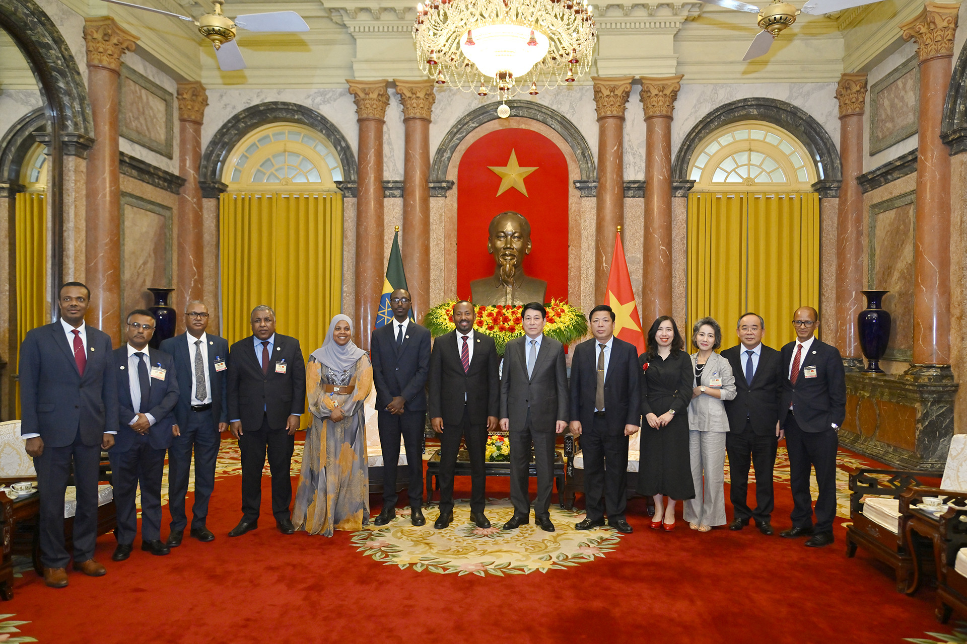 Chủ tịch nước Lương Cường và Thủ tướng Ethiopia Abiy Ahmed Ali với các đại biểu tại buổi tiếp.