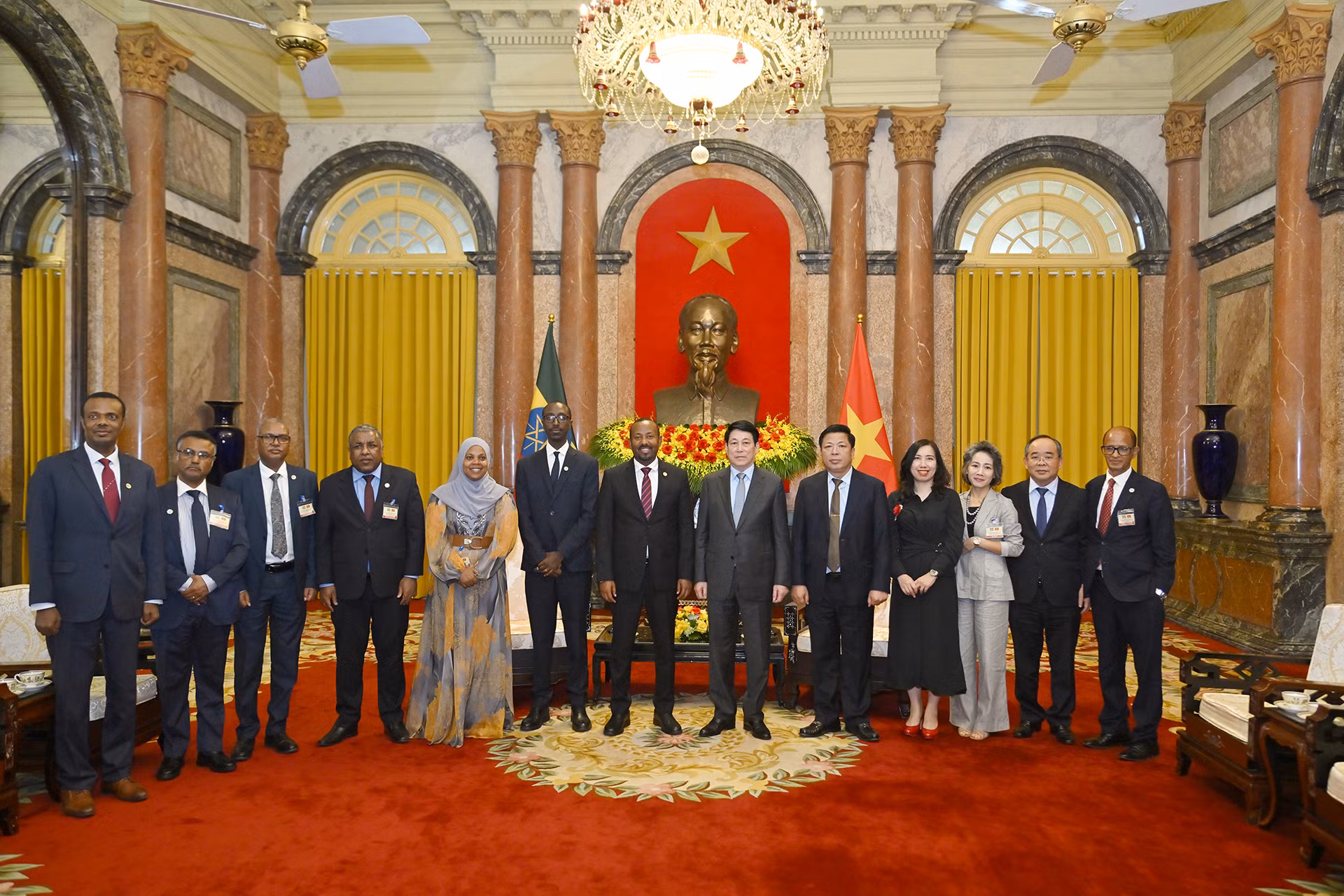 Chủ tịch nước Lương Cường và Thủ tướng Ethiopia Abiy Ahmed Ali với các đại biểu tại buổi tiếp.