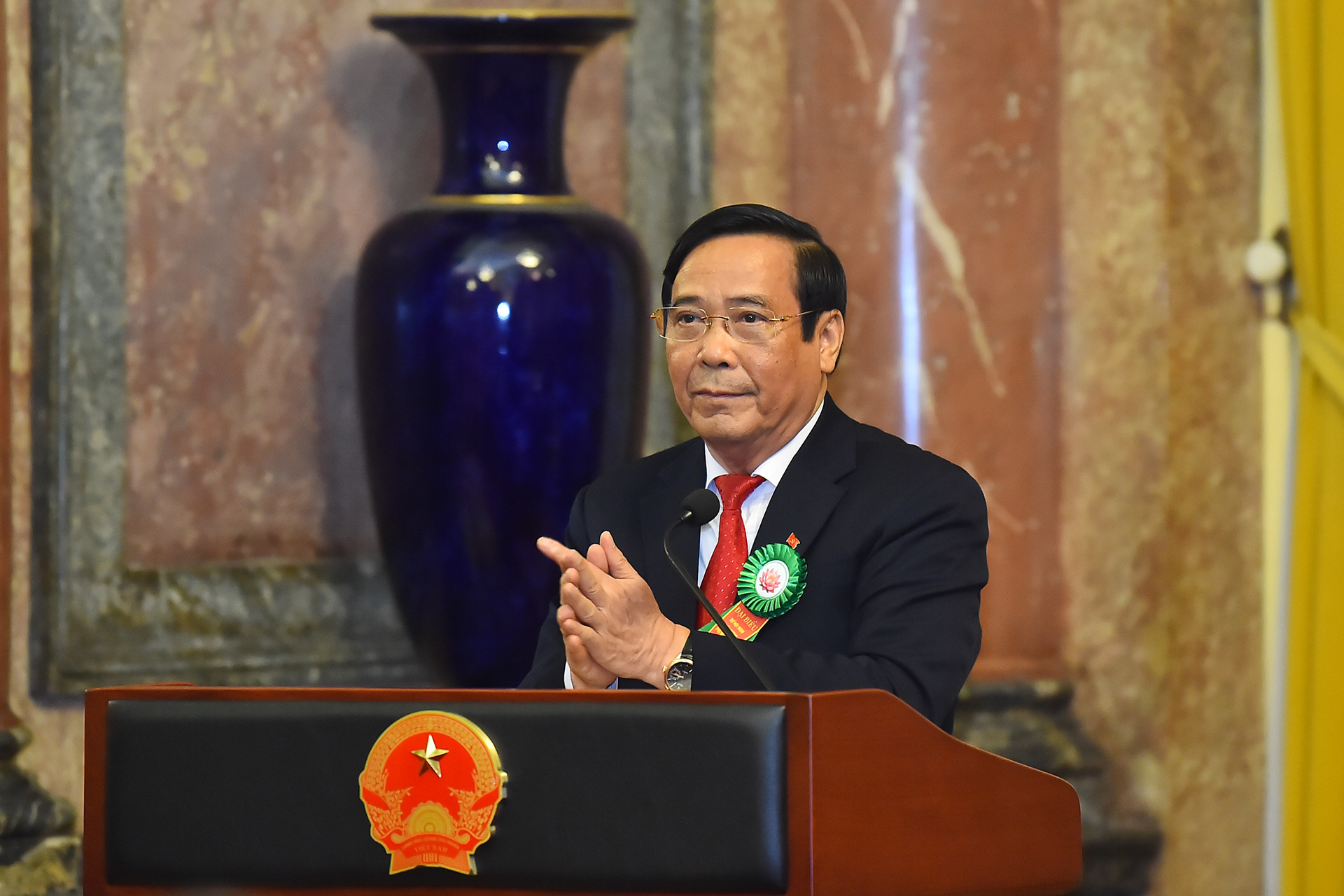 Chủ tịch Hội Người cao tuổi Việt Nam Nguyễn Thanh Bình trình bày báo cáo tại buổi gặp mặt.