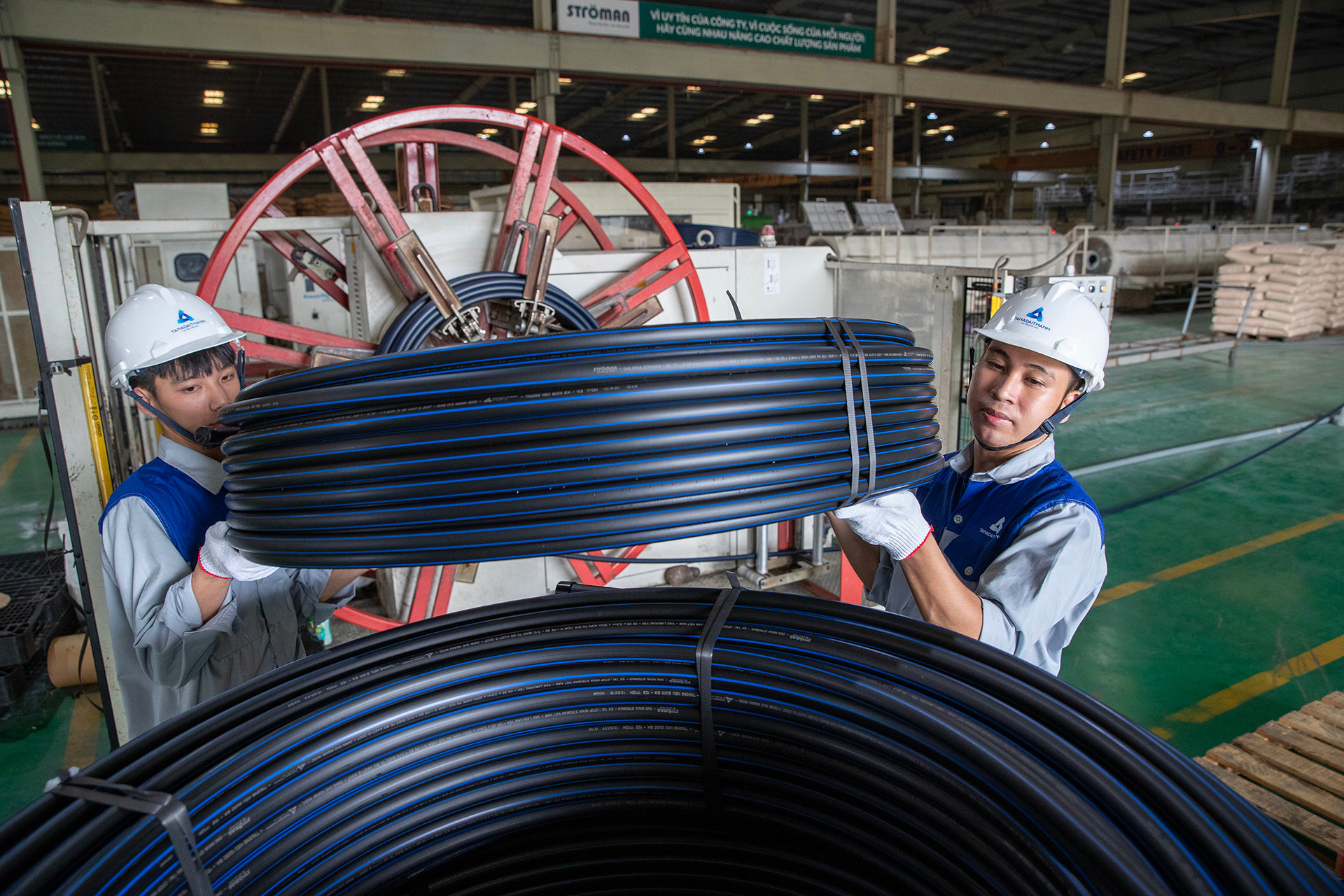 Kế thừa những thành tựu của 3 thập kỷ qua, trong giai đoạn mới, Tân Á Đại Thành xác định tầm nhìn mới là trở thành Tập đoàn Kinh tế đa ngành hàng đầu Việt Nam và khu vực, phát triển bền vững với 3 lĩnh vực trụ cột Công nghiệp - Công nghệ - Bất động sản, tiên phong kiến tạo các “Thành phố tinh khiết” bằng sự cộng hưởng các giá trị nội lực trong Hệ sinh thái sản phẩm Tân Á Đại Thành, góp phần xây dựng cuộc sống phồn vinh cho cộng đồng và xã hội.