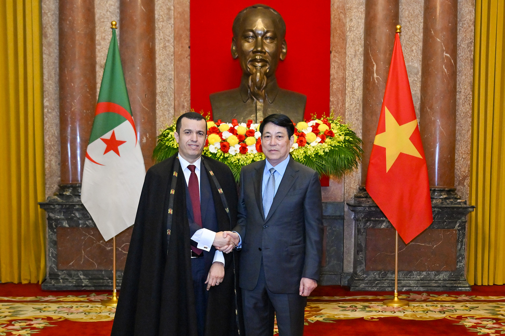 Chủ tịch nước Lương Cường và Đại sứ Cộng hòa Algeria Dân chủ và Nhân dân tại Việt Nam Azeddine Bechka tại lễ trình Quốc thư.
