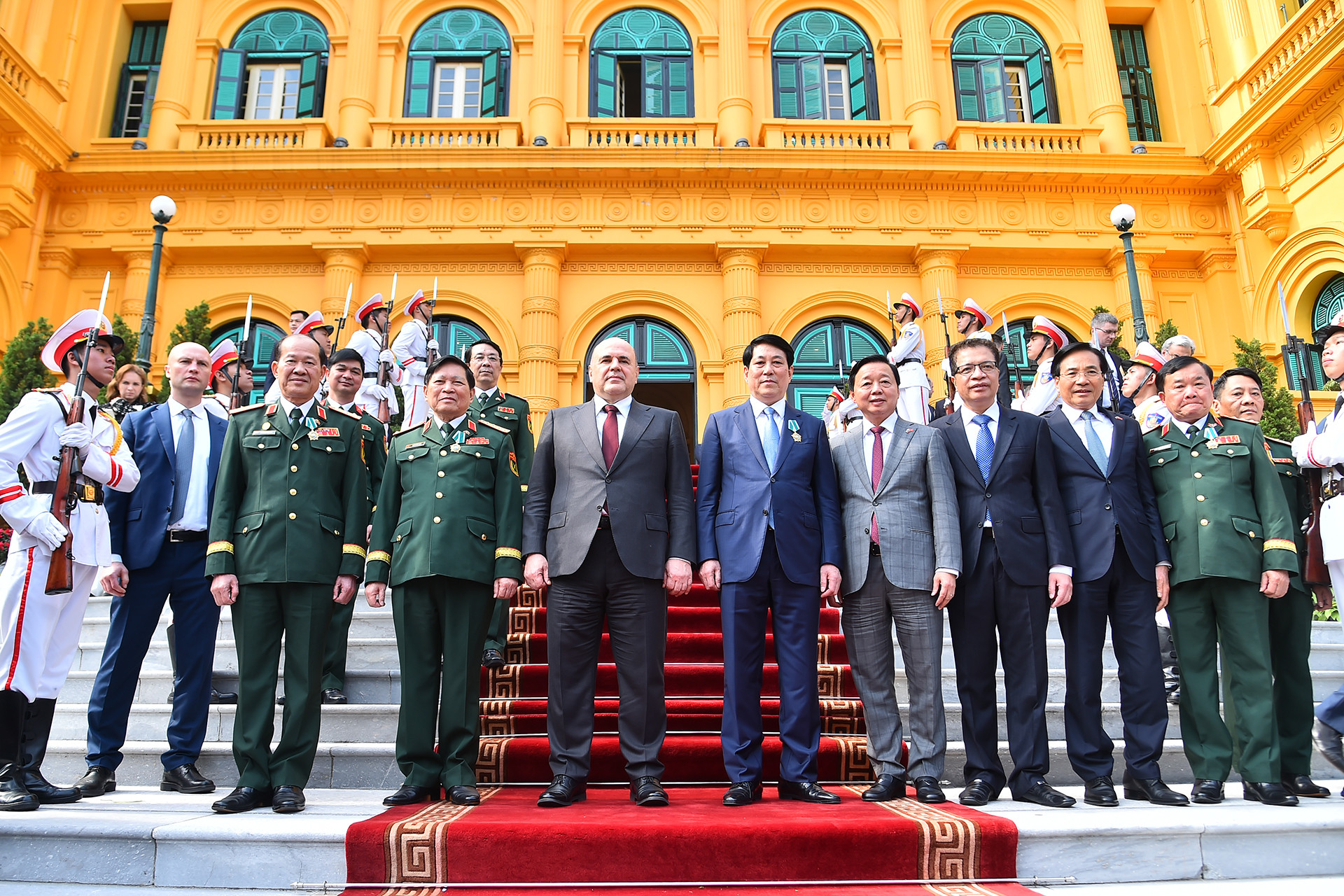 Chủ tịch nước Lương Cường và Thủ tướng Nga Mikhail Vladimirovich Mishustin cùng các đại biểu tại buổi lễ trao Huân chương Hữu nghị của Nhà nước Liên bang Nga tại Phủ Chủ tịch.