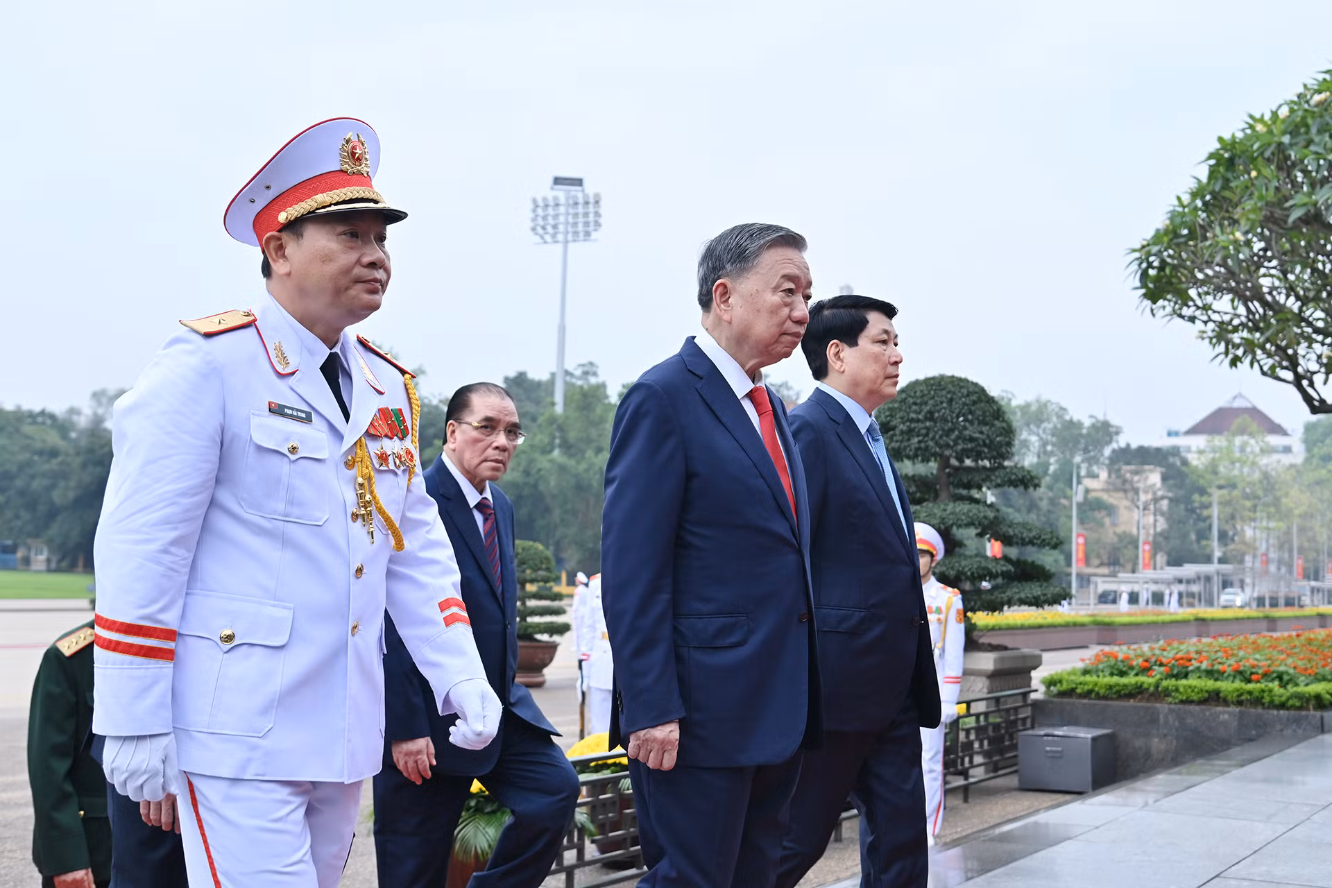 Tổng Bí thư Tô Lâm, Chủ tịch nước Lương Cường vào Lăng viếng Chủ tịch Hồ Chí Minh.