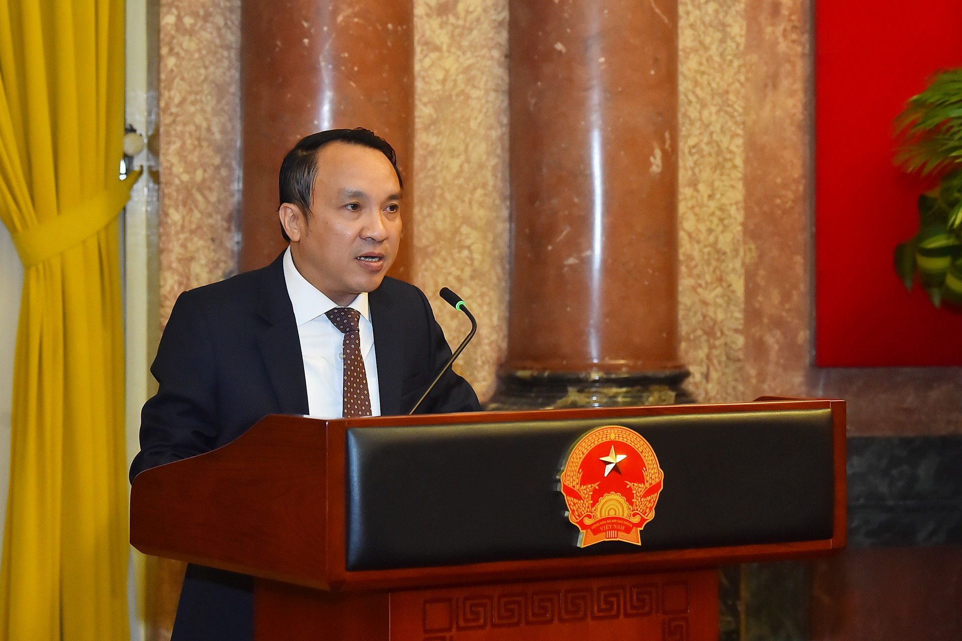 PGS,TS Dương Đình Chỉnh, Bí thư Huyện ủy Nghi Lộc (tỉnh Nghệ An) trình bày tham luận tại buổi gặp mặt.