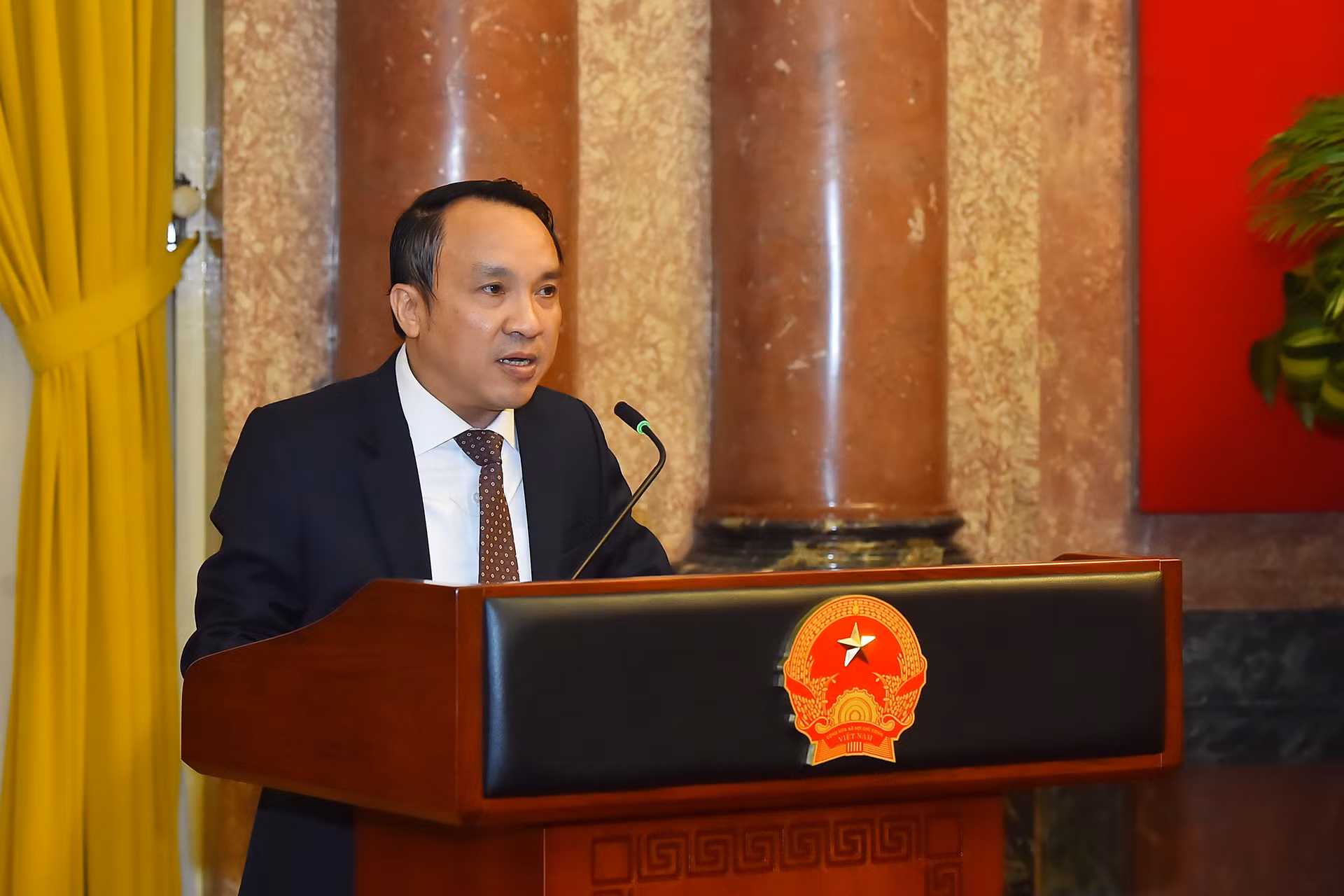 PGS,TS Dương Đình Chỉnh, Bí thư Huyện ủy Nghi Lộc (tỉnh Nghệ An) trình bày tham luận tại buổi gặp mặt.