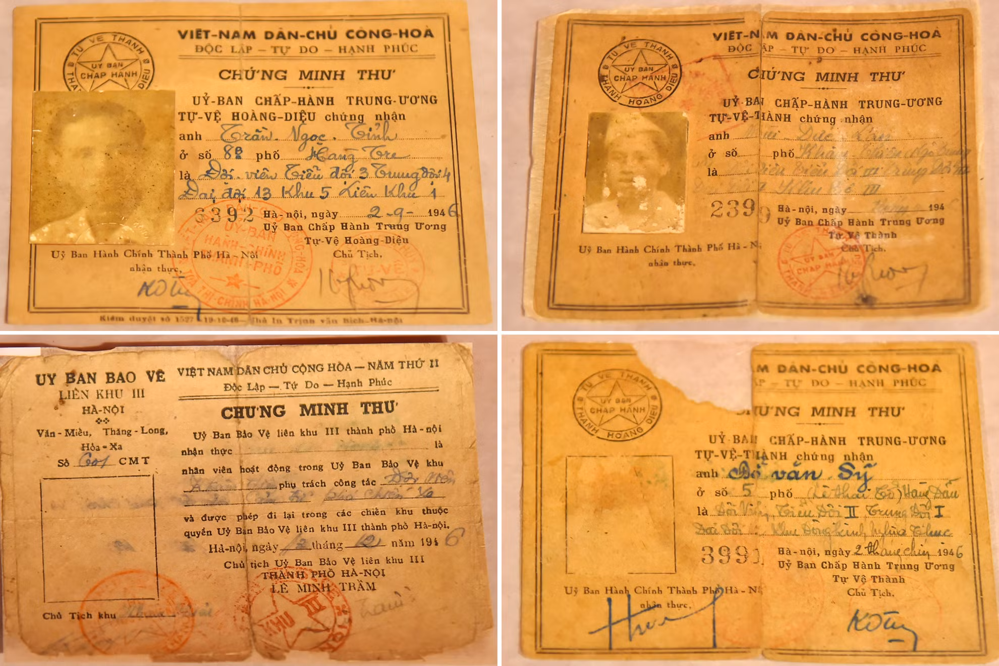 Chứng minh thư của các chiến sĩ tự vệ được trưng bày tại triển lãm.