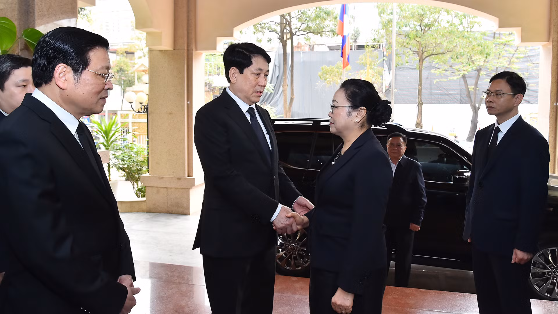 Chủ tịch nước Lương Cường chia buồn với Đại sứ Lào tại Việt Nam Khamphao Ernthavanh.