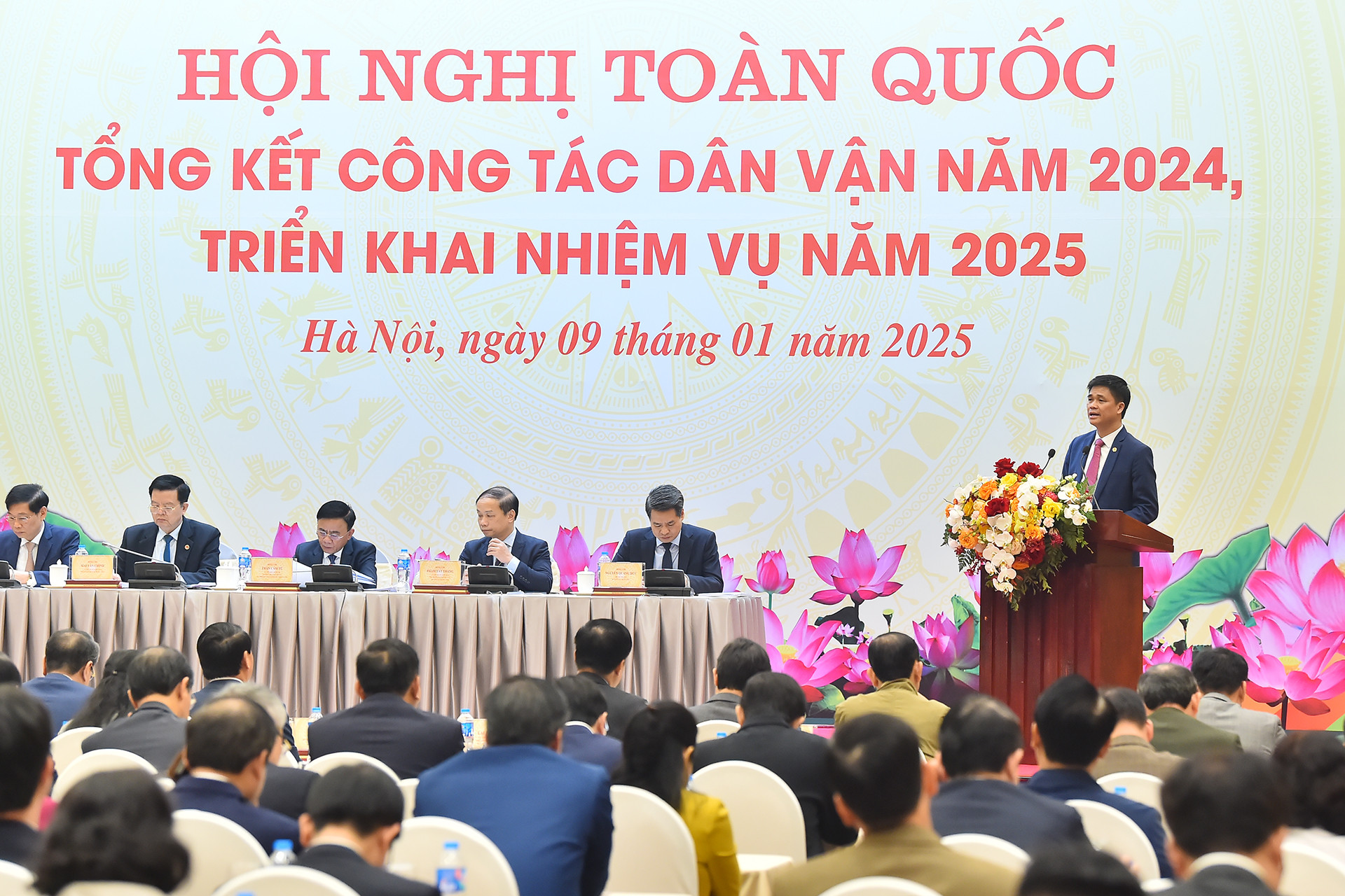 Chủ tịch Công đoàn Viên chức Việt Nam Ngọ Duy Hiểu trình bày tham luận.