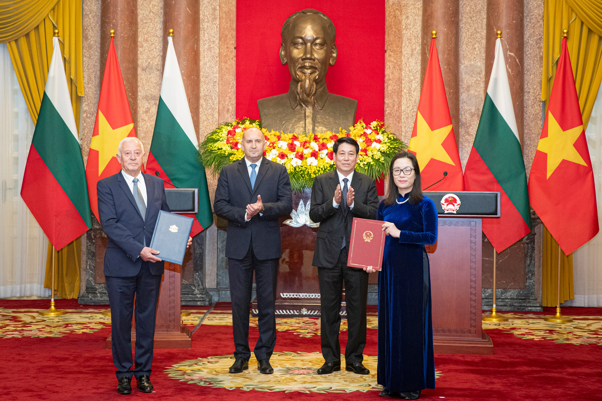 Chủ tịch nước Lương Cường và Tổng thống Bulgaria Rumen Radev chứng kiến lễ trao Bản ghi nhớ giữa Liên đoàn Thương mại và Công nghiệp Việt Nam và Phòng Thương mại và Công nghiệp Bulgaria.