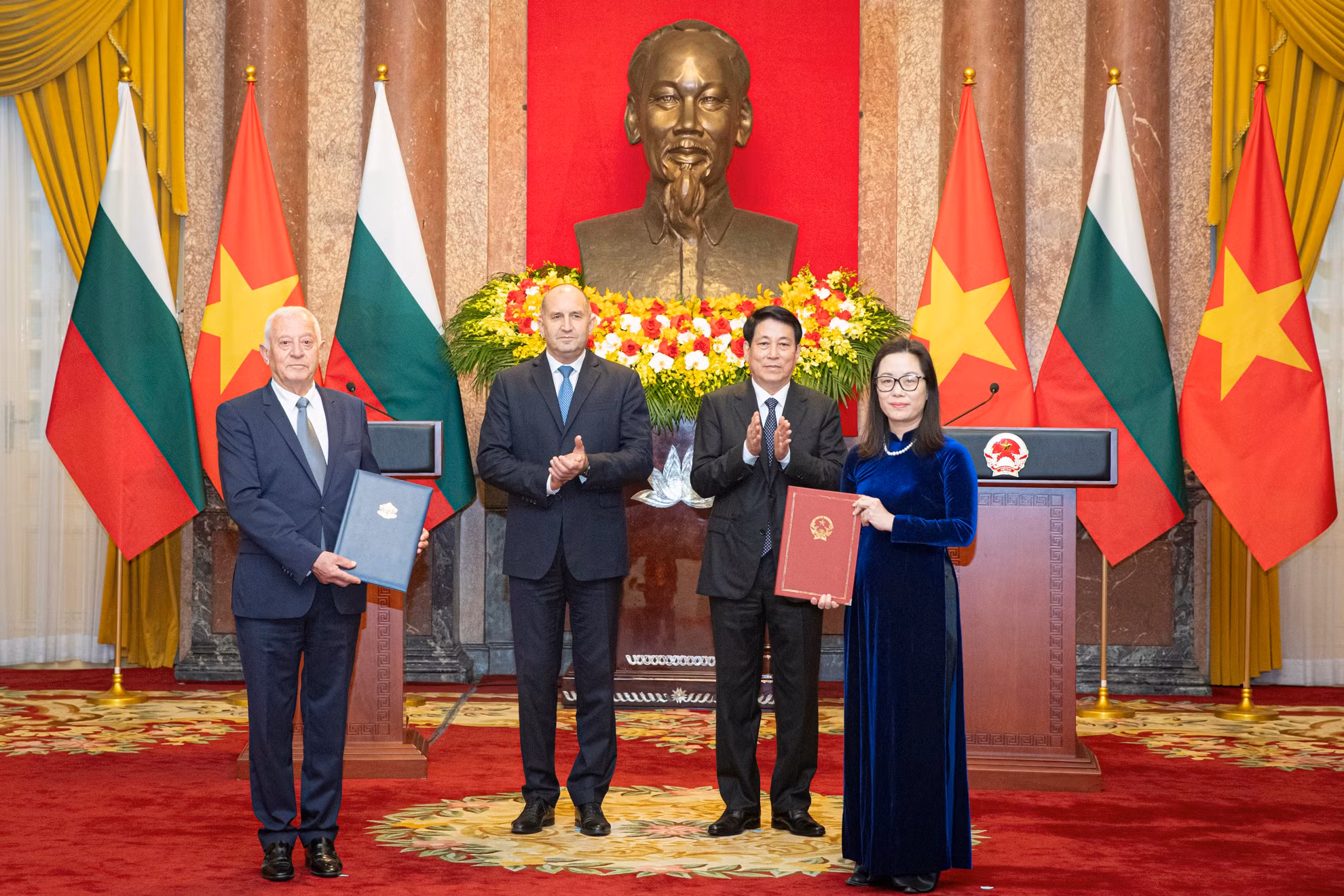 Chủ tịch nước Lương Cường và Tổng thống Bulgaria Rumen Radev chứng kiến lễ trao Bản ghi nhớ giữa Liên đoàn Thương mại và Công nghiệp Việt Nam và Phòng Thương mại và Công nghiệp Bulgaria.