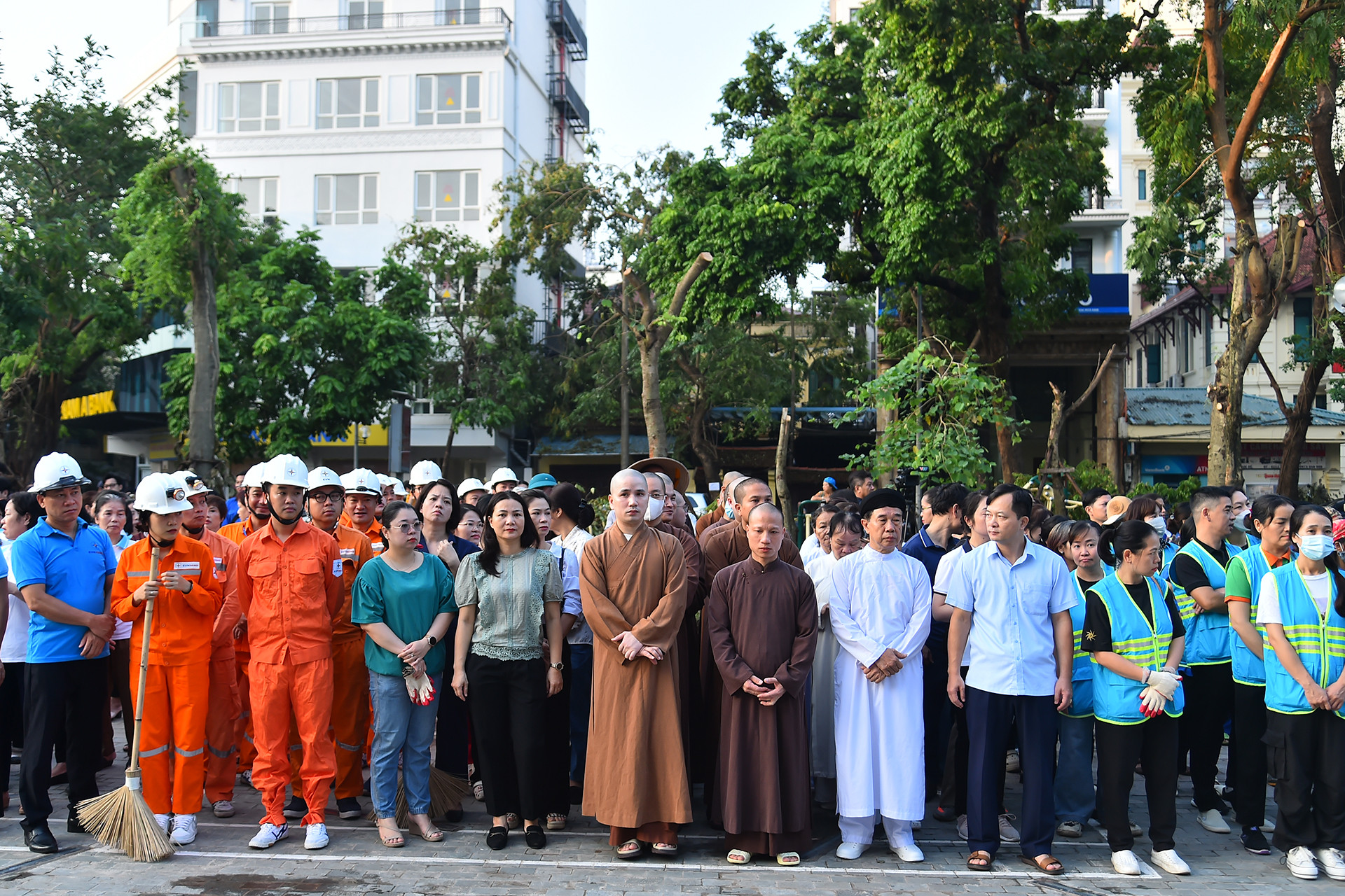 Lễ phát động toàn dân tham gia tổng vệ sinh môi trường, khắc phục hậu quả cơn bão số 3 có sự tham gia của các tầng lớp nhân dân Thủ đô Hà Nội.