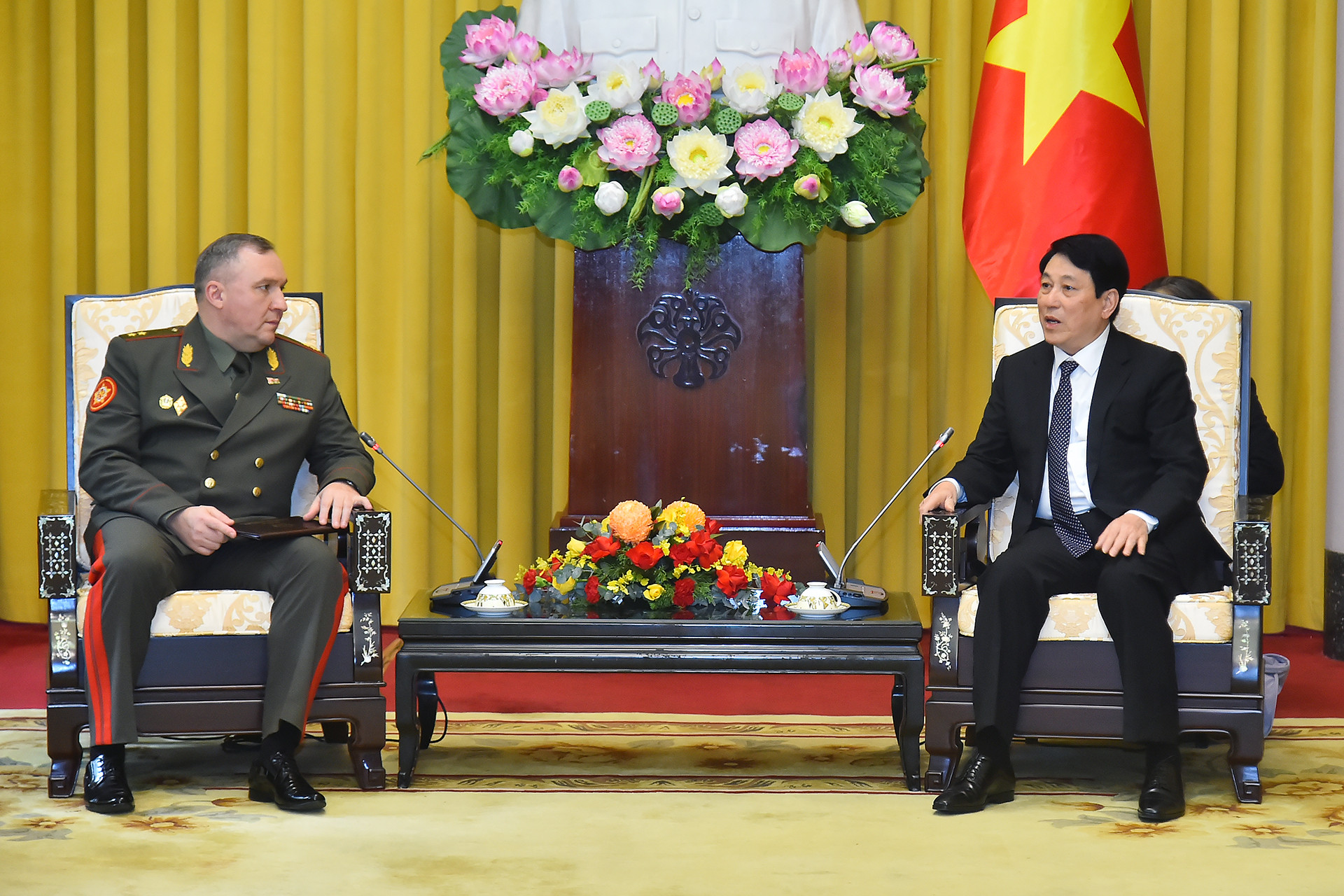 Chủ tịch nước Lương Cường và Bộ trưởng Quốc phòng Belarus Khrenin Viktor Gennadievich.