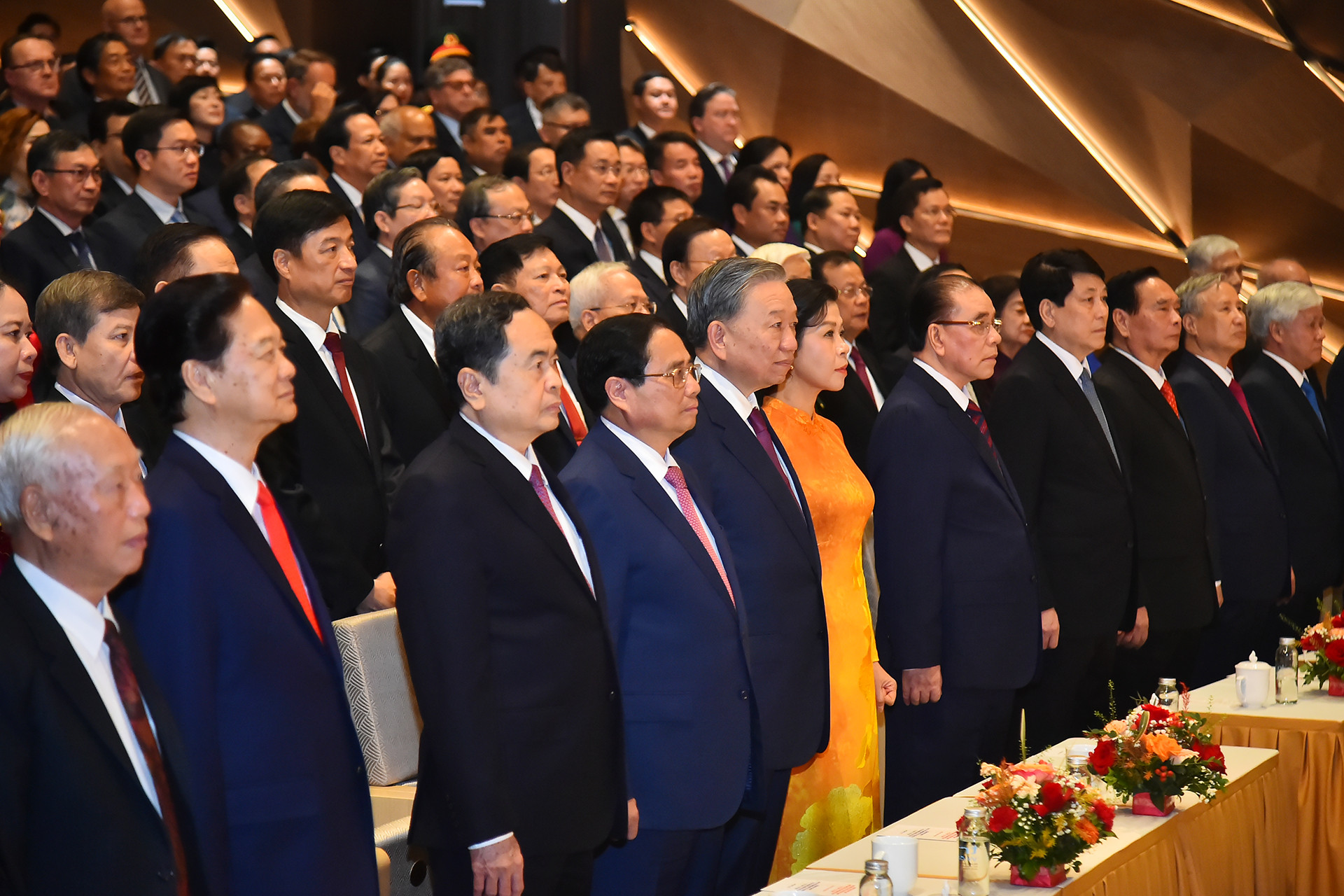 Tổng Bí thư, Chủ tịch nước Tô Lâm cùng Phu nhân và các đồng chí lãnh đạo, nguyên lãnh đạo Đảng, Nhà nước, các đại biểu khách mời thực hiện nghi lễ chào cờ tại lễ kỷ niệm.