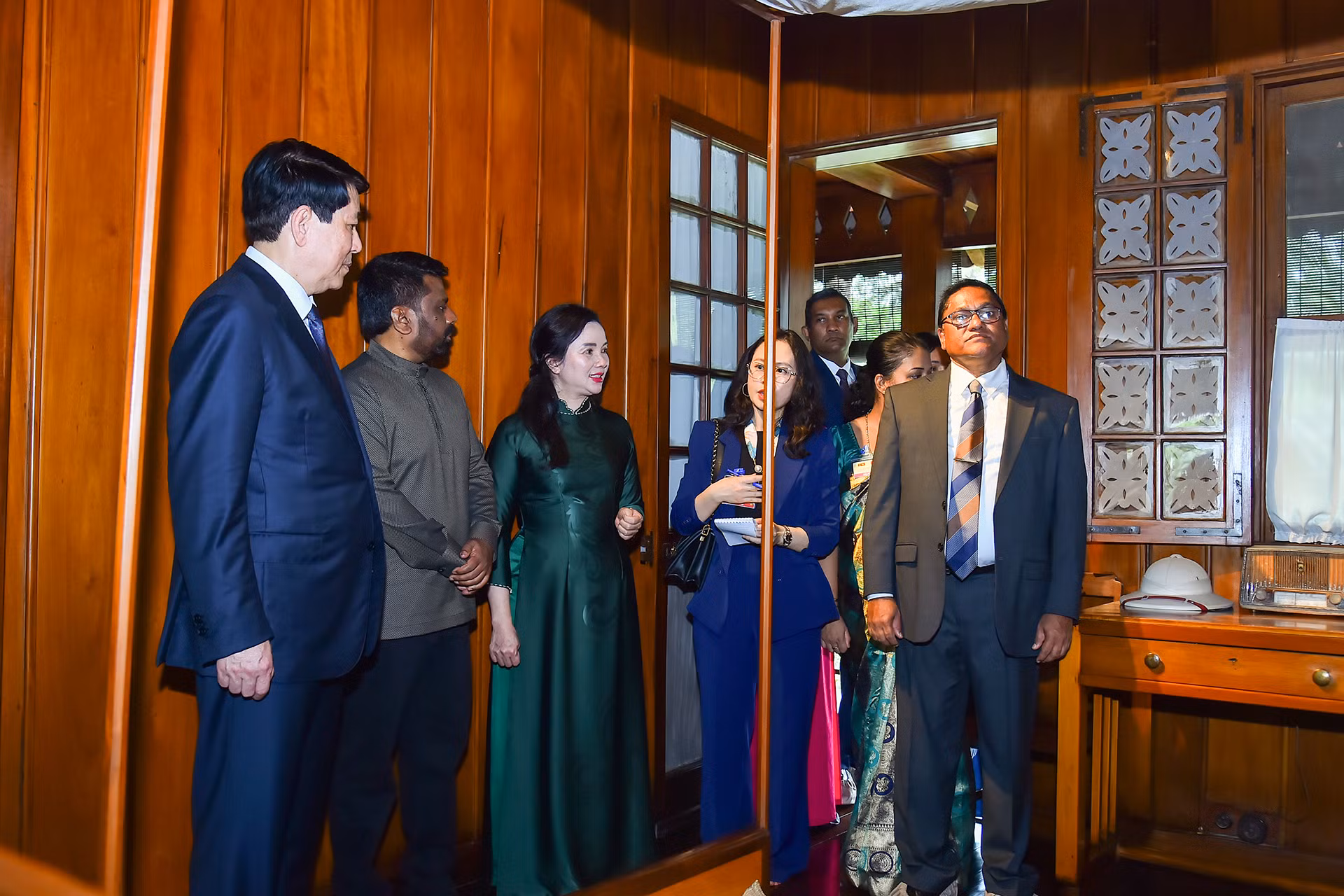 [Ảnh] Chủ tịch nước Lương Cường và Tổng thống Sri Lanka Anura Kumara Dissanayaka thăm Khu di tích Chủ tịch Hồ Chí Minh ảnh 5
