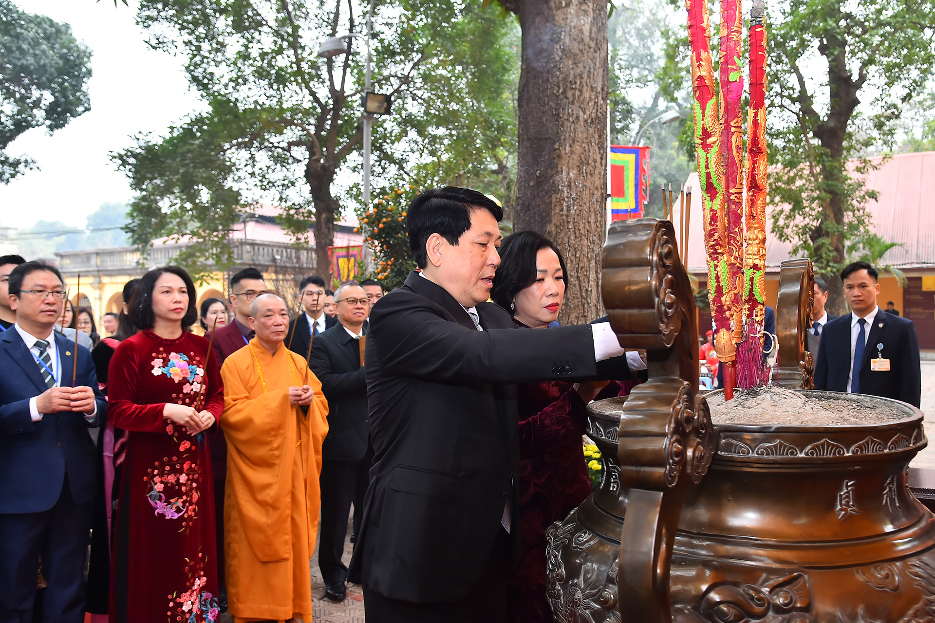 Chủ tịch nước Lương Cường và Phu nhân dâng hương tại Điện Kính Thiên trong Khu di tích Hoàng Thành Thăng Long.