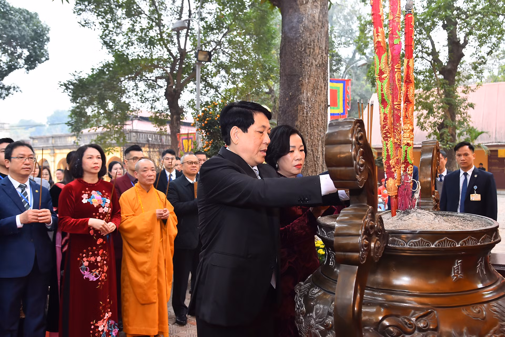 Chủ tịch nước Lương Cường và Phu nhân dâng hương tại Điện Kính Thiên trong Khu di tích Hoàng Thành Thăng Long.