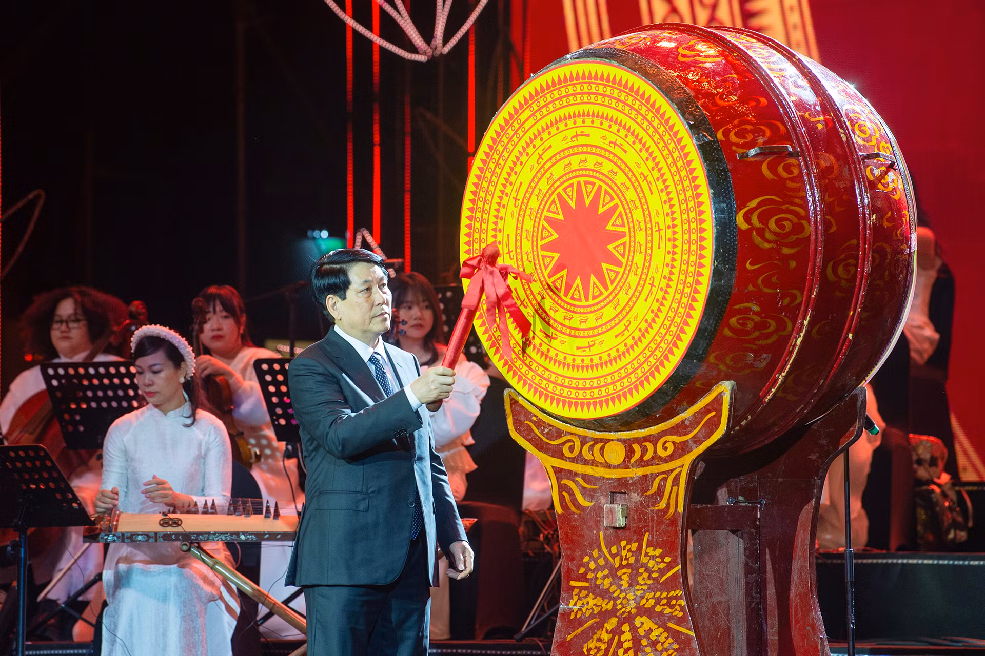 Chủ tịch nước Lương Cường đánh trống khai Xuân Ất Tỵ năm 2025. 