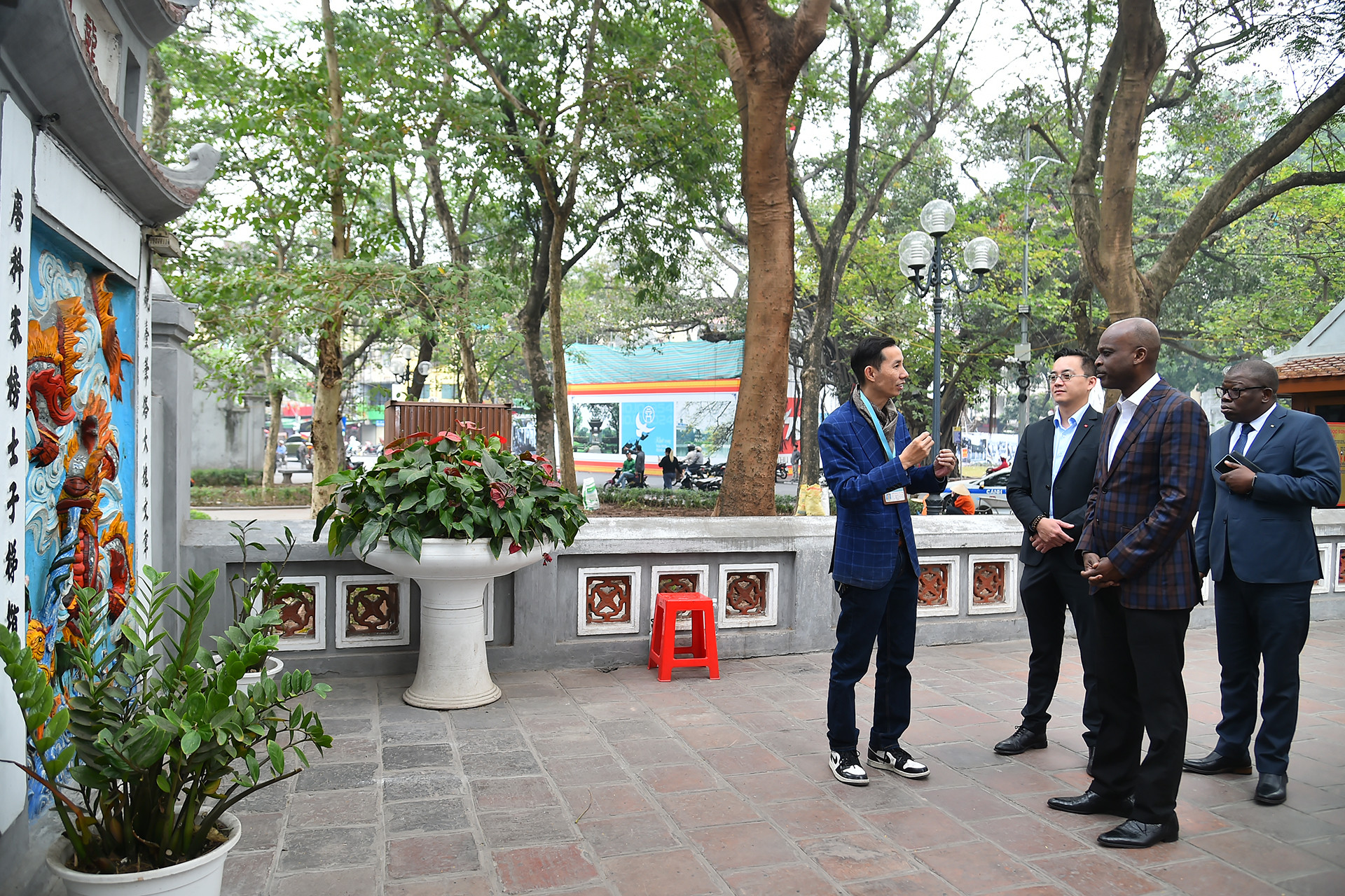 Bộ trưởng Ngoại giao Togo Robert Dussey nghe giới thiệu về đền Ngọc Sơn.