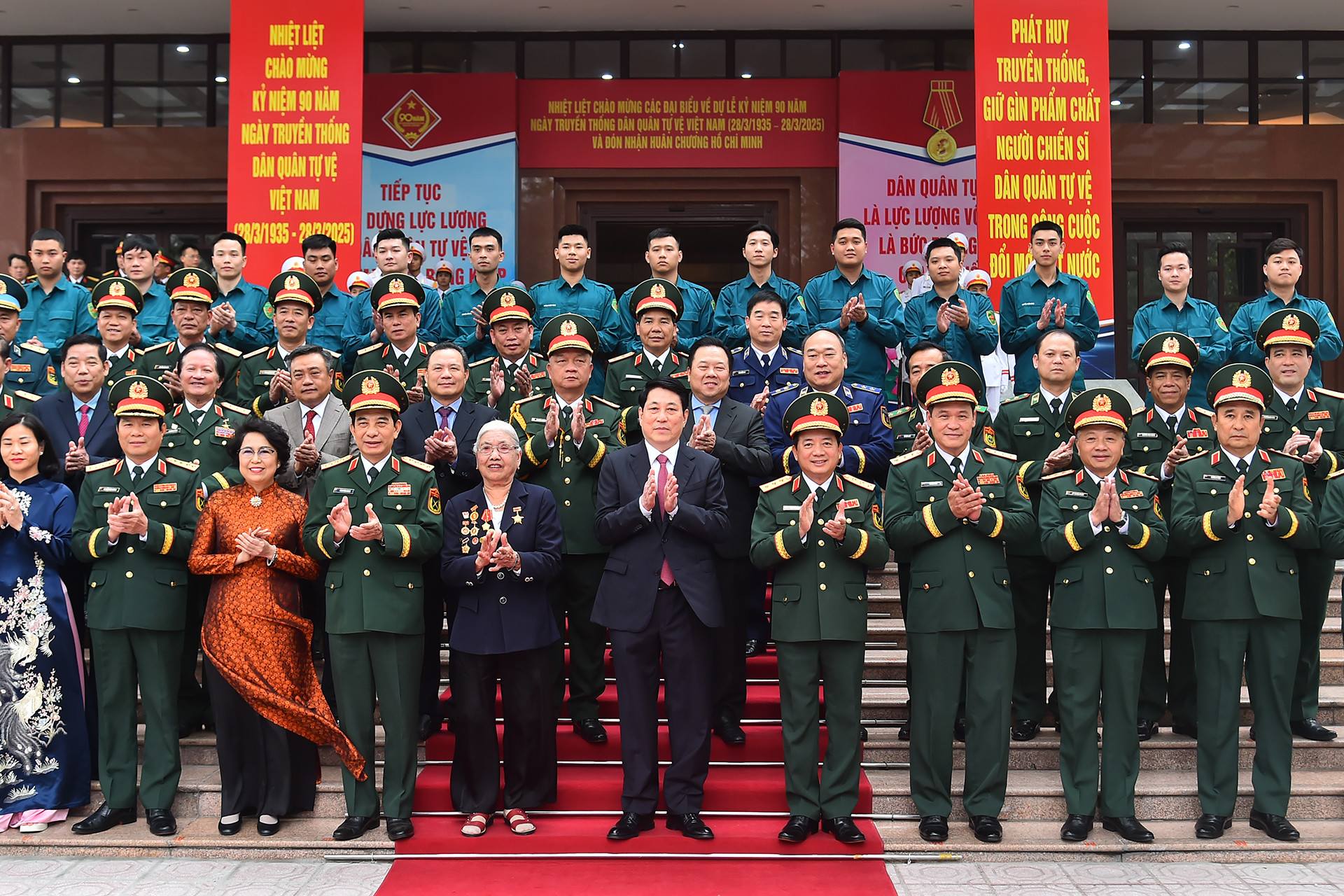 Chủ tịch nước Lương Cường với các đại biểu tại lễ kỷ niệm.