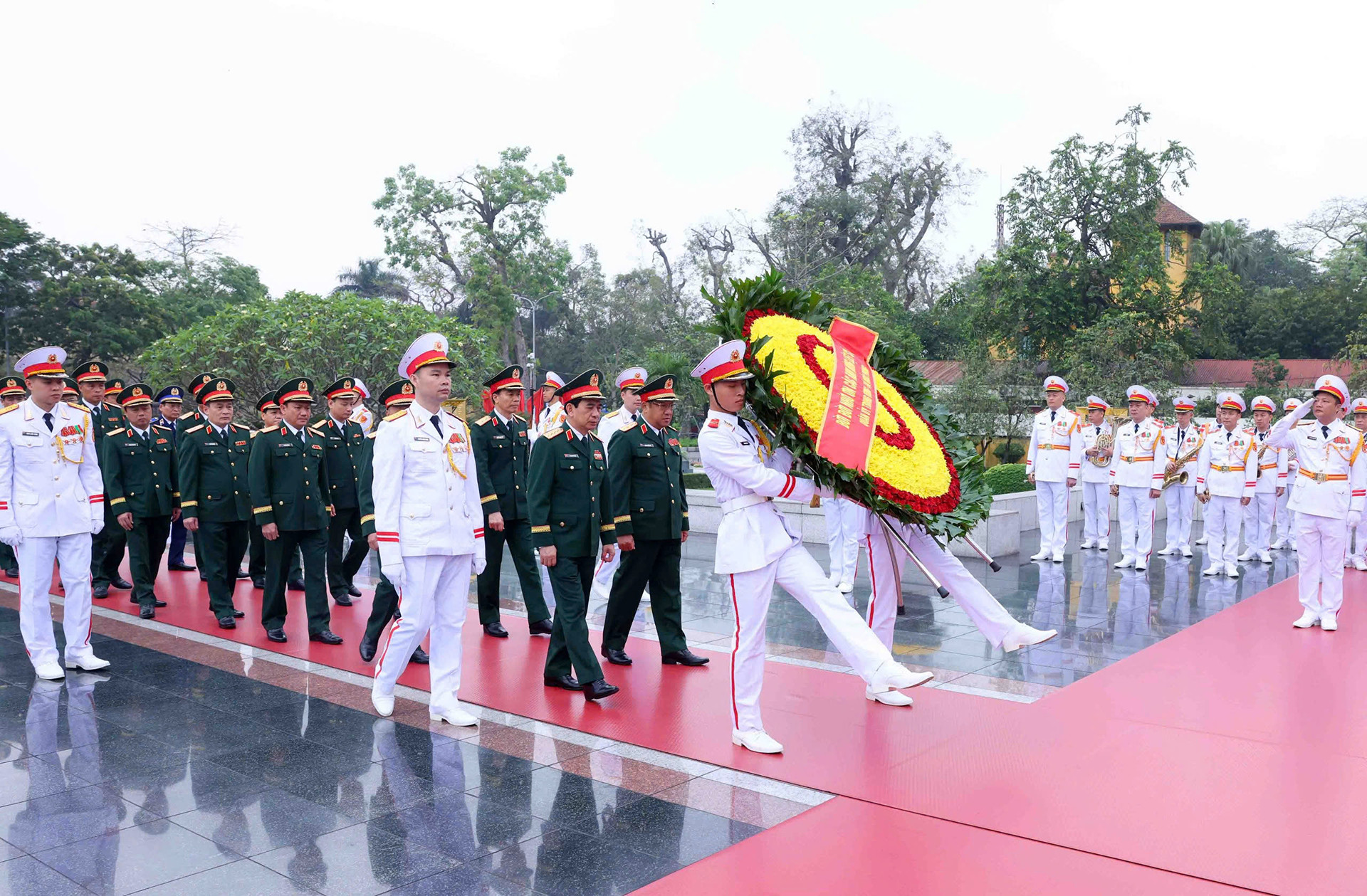 Đoàn đại biểu Quân ủy Trung ương - Bộ Quốc phòng đặt vòng hoa, tưởng niệm các Anh hùng liệt sĩ.