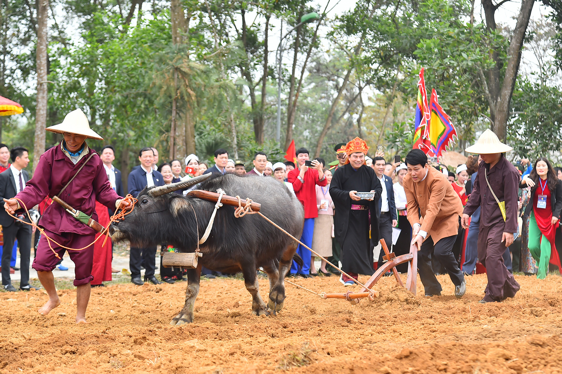 Chủ tịch nước Lương Cường thực hiện nghi thức mở xá cày đầu tiên tại Lễ hội Khai hạ.