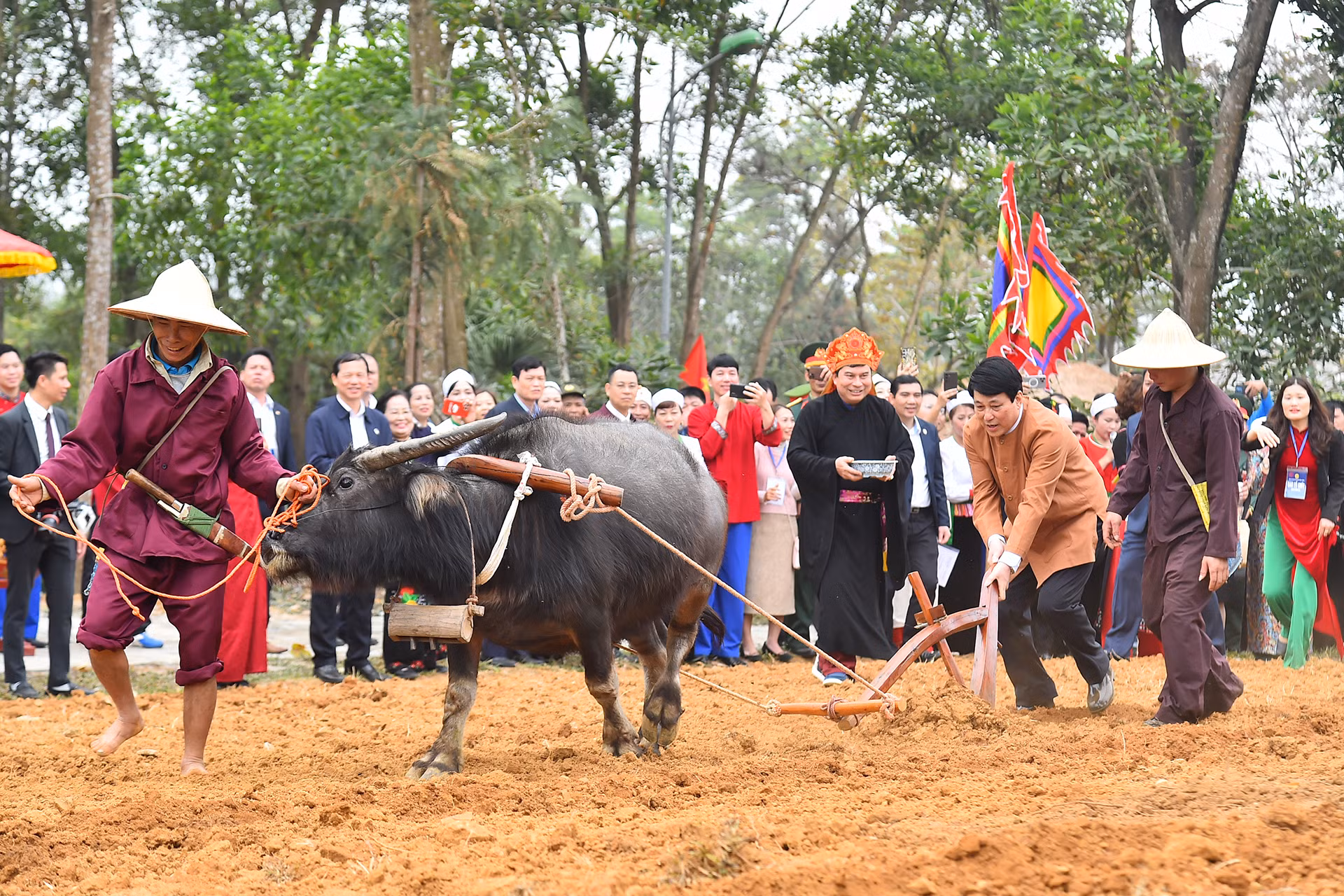 Chủ tịch nước Lương Cường thực hiện nghi thức mở xá cày đầu tiên tại Lễ hội Khai hạ.