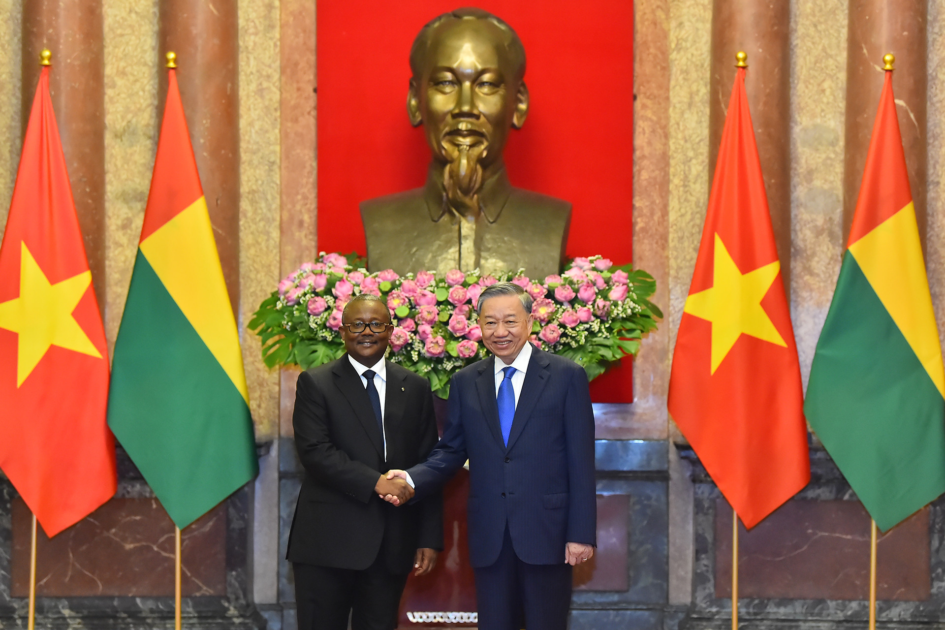 Tổng Bí thư, Chủ tịch nước Tô Lâm và Tổng thống Cộng hòa Guinea-Bissau Umaro Sissoco Embaló chụp ảnh chung sau lễ đón.