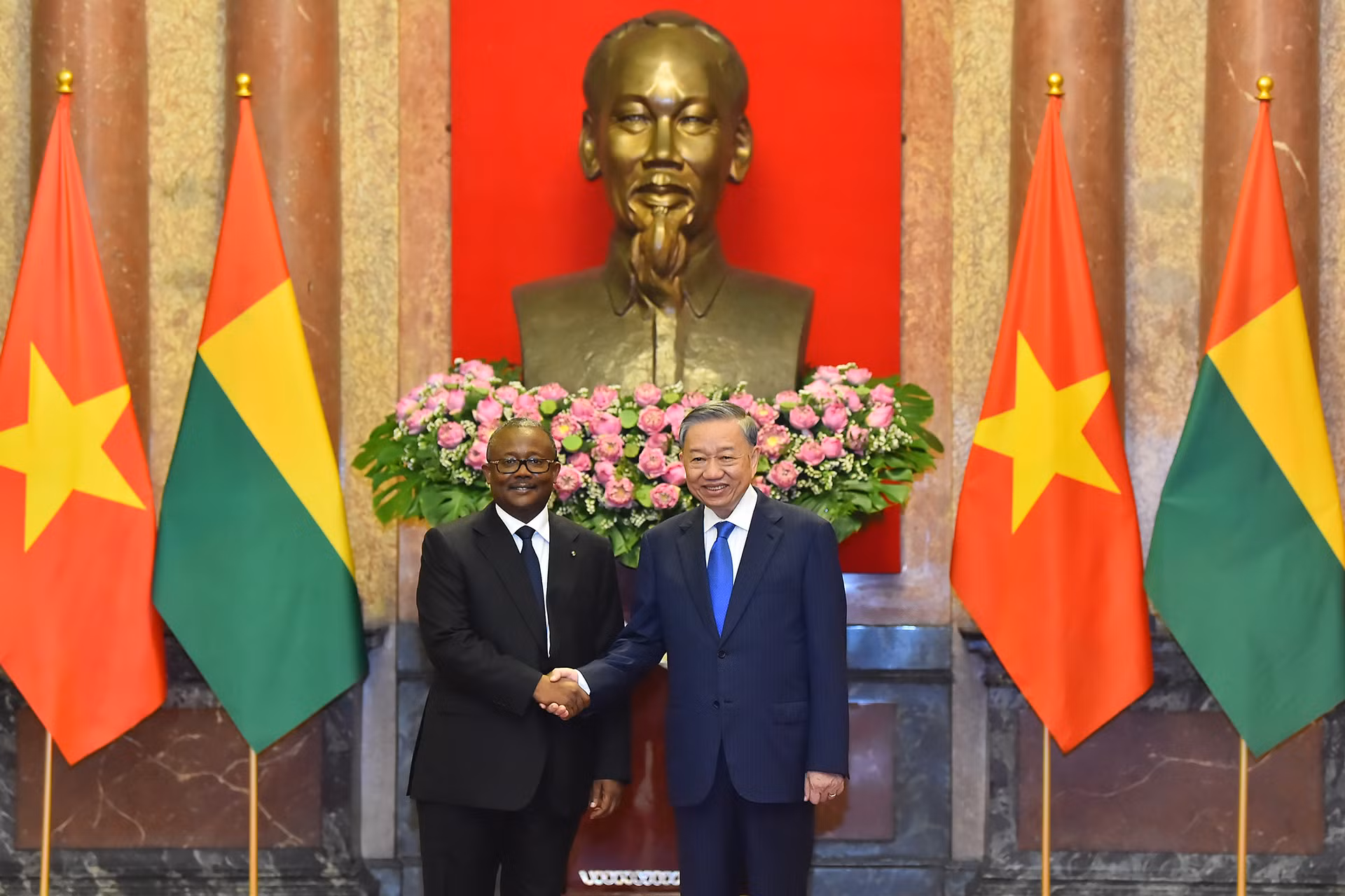 Tổng Bí thư, Chủ tịch nước Tô Lâm và Tổng thống Cộng hòa Guinea-Bissau Umaro Sissoco Embaló chụp ảnh chung sau lễ đón.