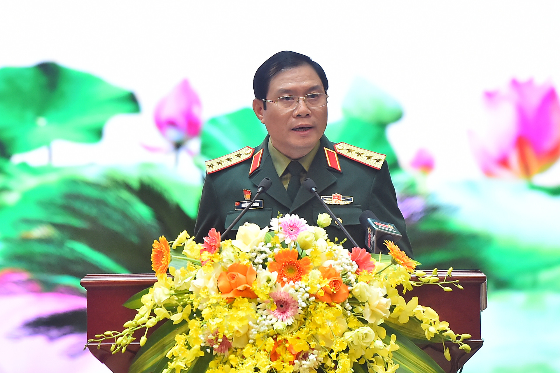 Tổng Tham mưu trưởng Quân đội nhân dân Việt Nam Nguyễn Tân Cương trình bày báo cáo tại hội nghị.